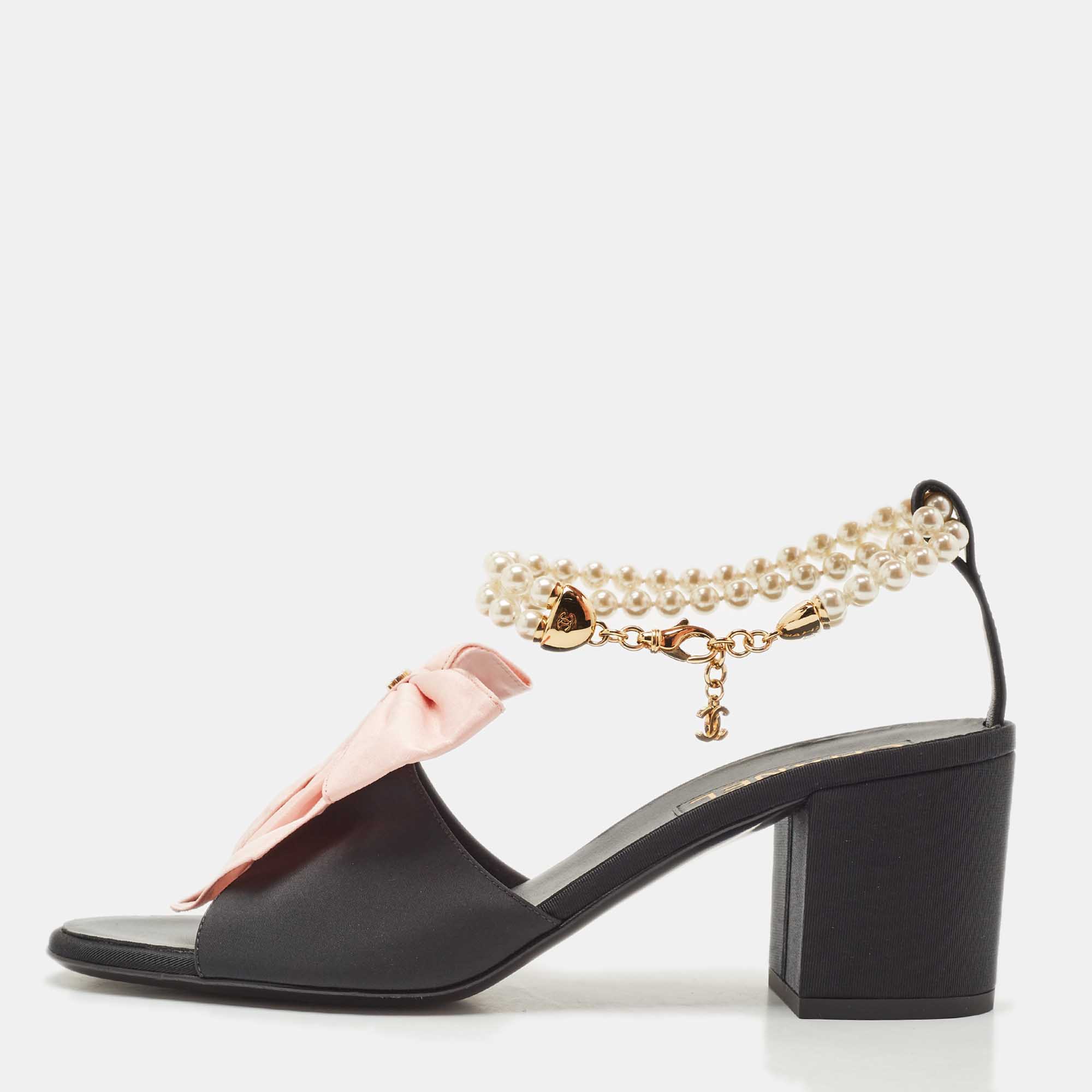 Chanel Black/Pink Canvas CC Bow and Pearl Embellished Ankle Strap Sandals Size
Chanel Black/Pink Canvas CC Bow and Pearl Embellished Ankle Strap Sandals Size