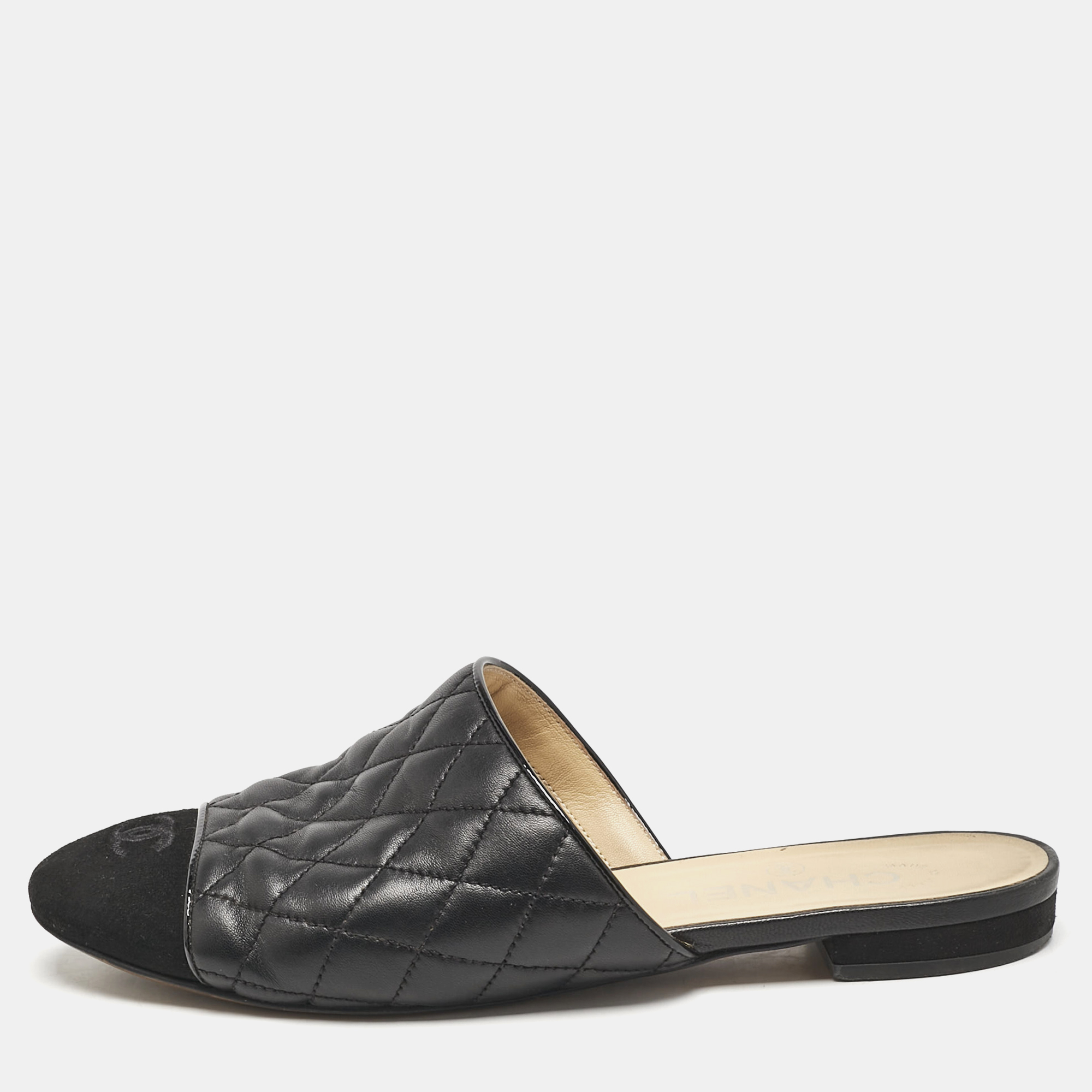 Chanel Black Quilted Leather and Suede CC Cap Toe Flat Mules Size
Chanel Black Quilted Leather and Suede CC Cap Toe Flat Mules Size