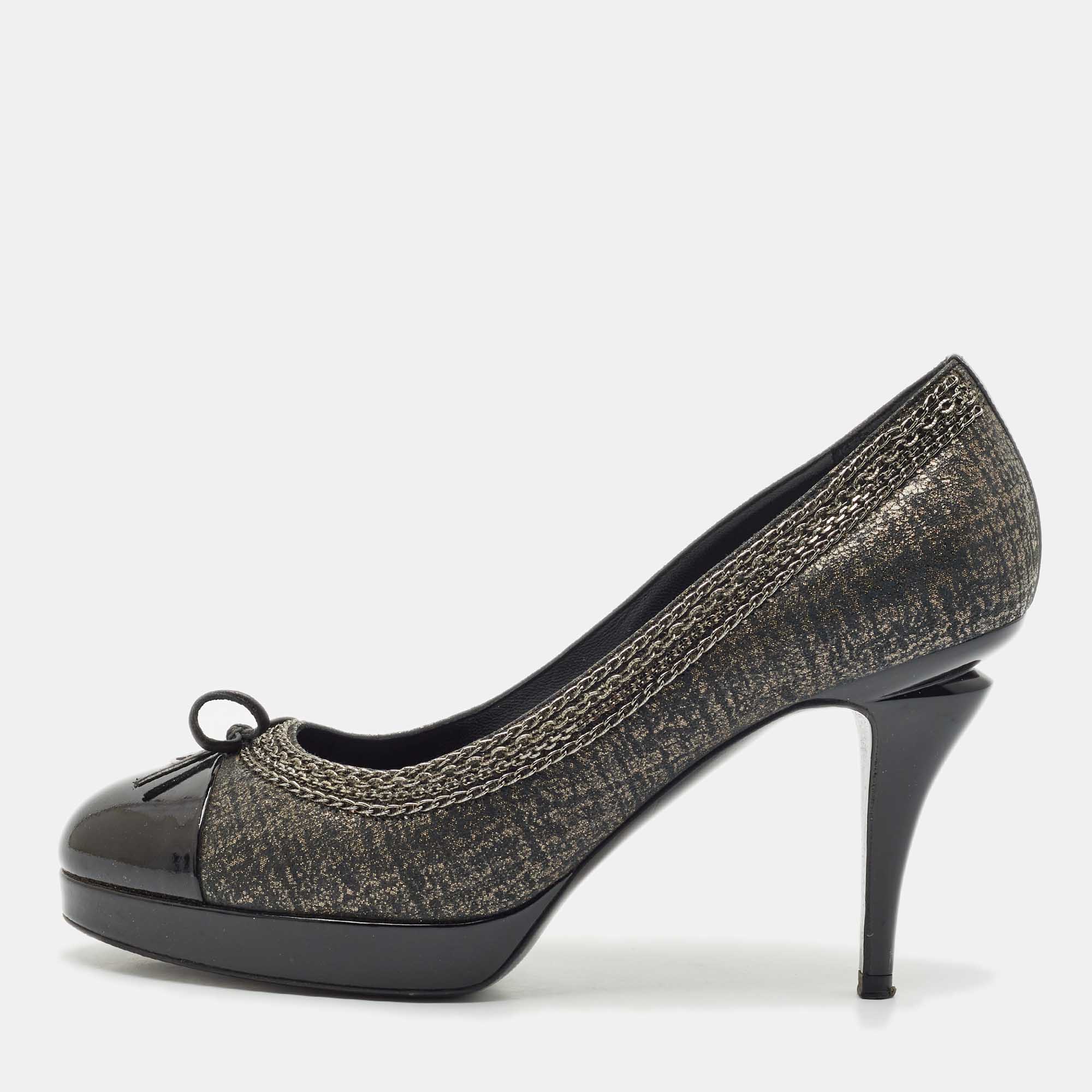Chanel Black Lurex Fabric and Patent Leather Bow CC Cap Toe Chain Platform Pumps Size
Chanel Black Lurex Fabric and Patent Leather Bow CC Cap Toe Chain Platform Pumps Size