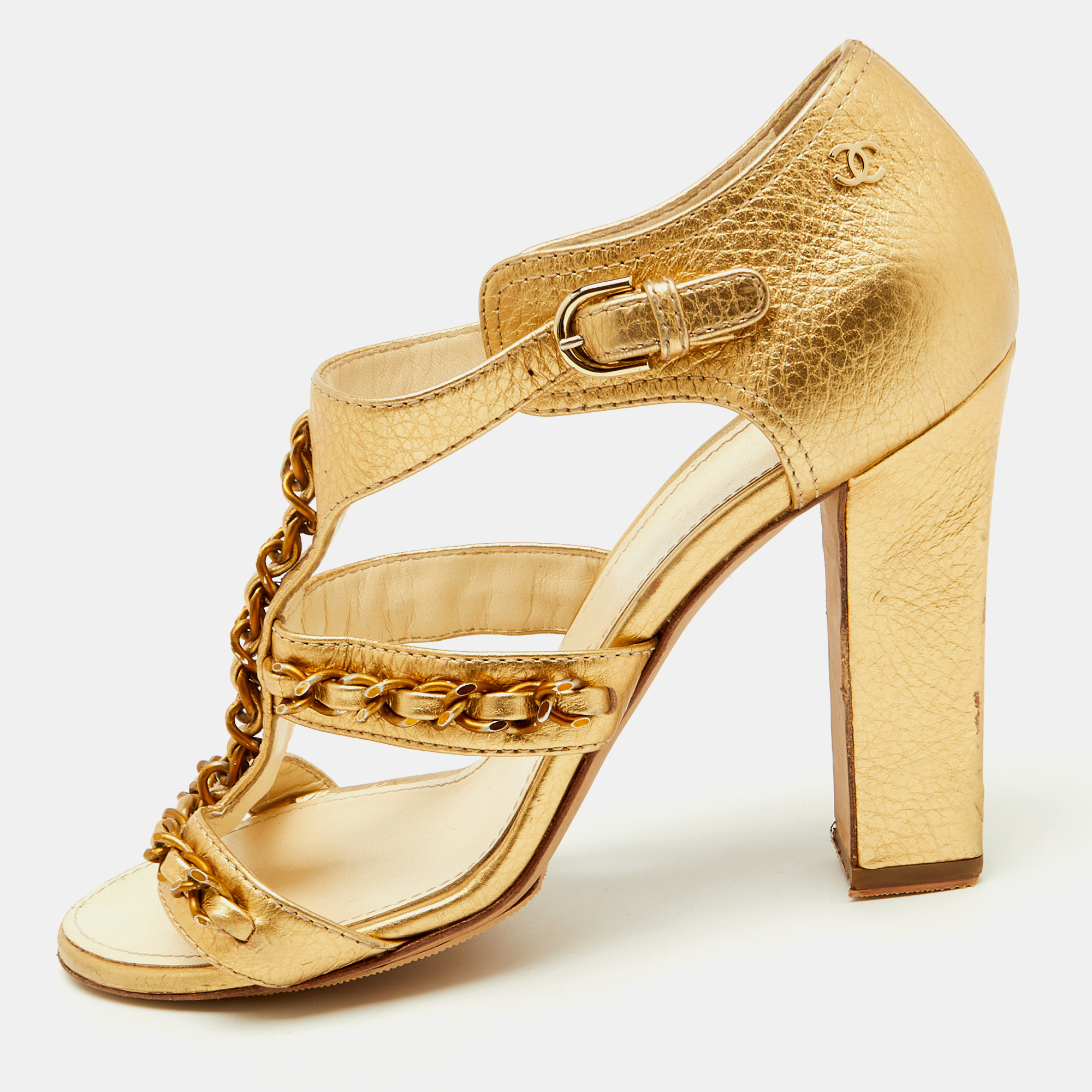 Chanel Metallic Gold Leather Strappy Chain Link Detail CC Sandals Size
Chanel Metallic Gold Leather Strappy Chain Link Detail CC Sandals Size
