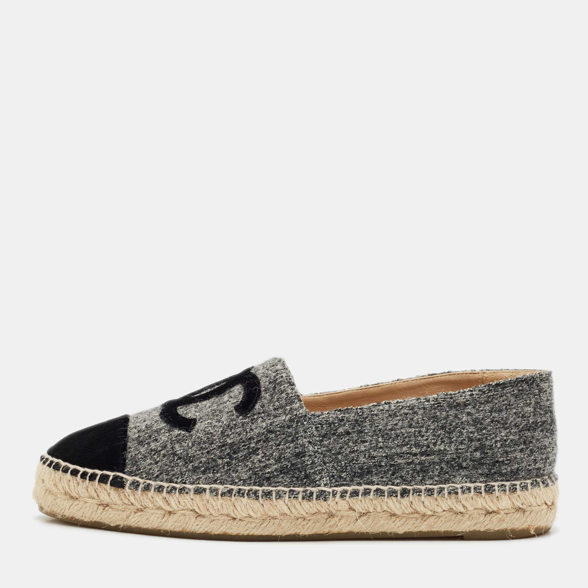 Chanel Grey/Black Wool and Velvet CC Cap Toe Espadrille Flats Size
Chanel Grey/Black Wool and Velvet CC Cap Toe Espadrille Flats Size