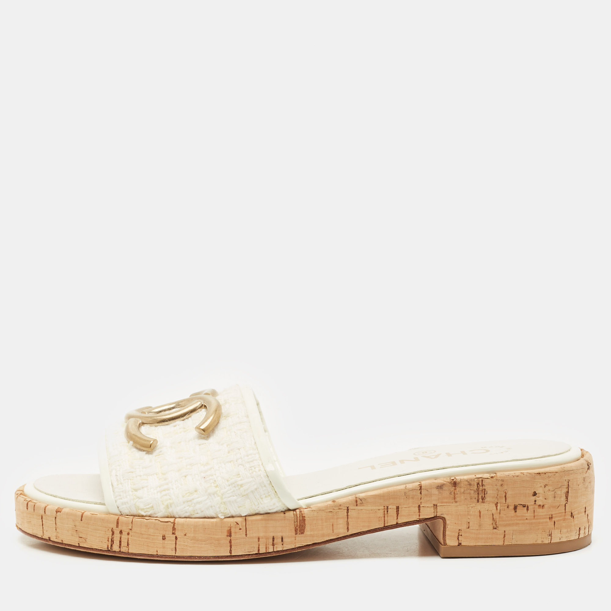 Chanel Off White Tweed and Patent Chain Detail Cork Slide Sandals Size
Chanel Off White Tweed and Patent Chain Detail Cork Slide Sandals Size