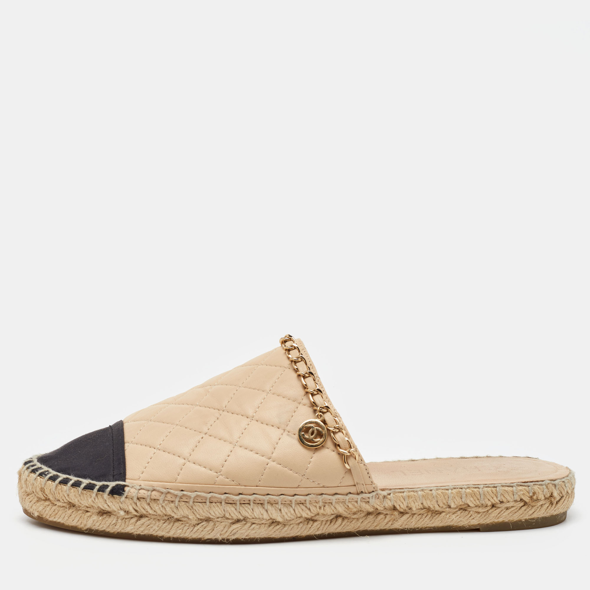 Chanel Beige/Black Quilted Leather and Fabric Cap Toe CC Chain Link Espadrille Flat Mules Size
Chanel Beige/Black Quilted Leather and Fabric Cap Toe CC Chain Link Espadrille Flat Mules Size