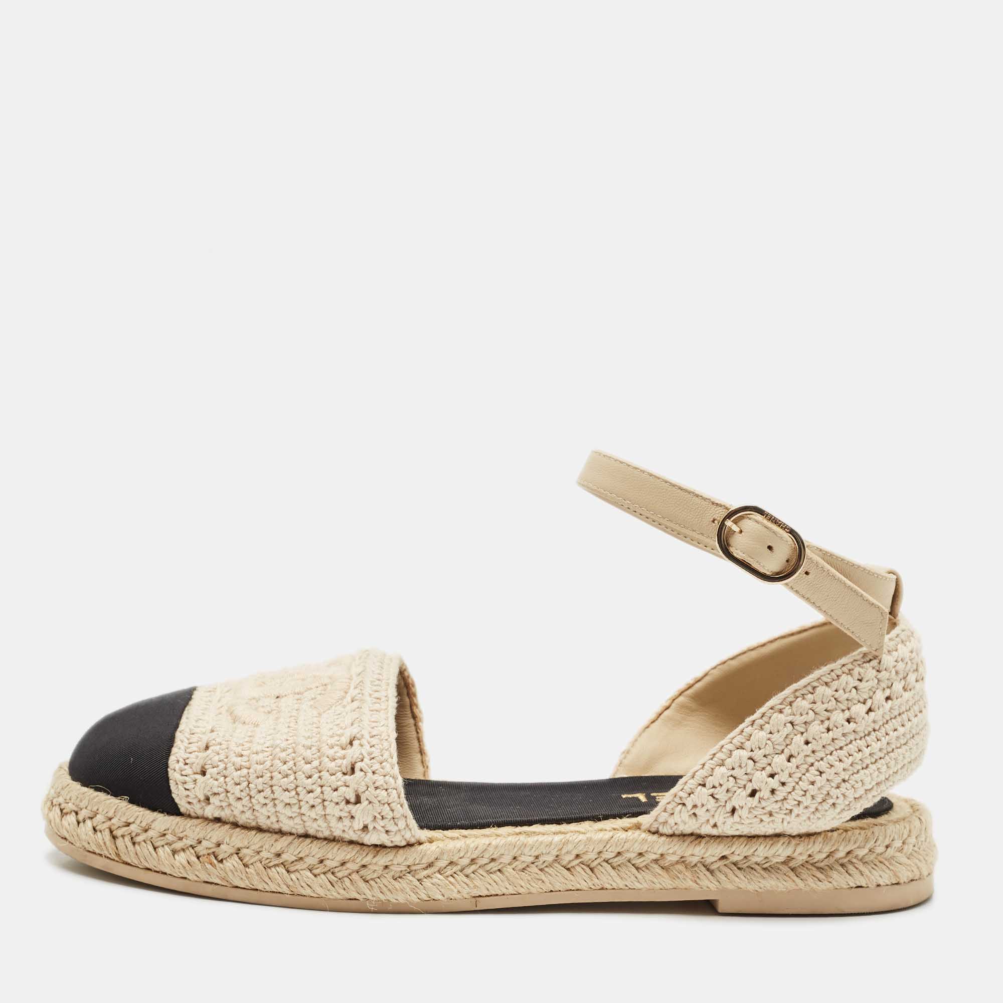 Chanel Beige/Black Woven Raffia and Fabric CC Cap Toe Espadrille Flats Size
Chanel Beige/Black Woven Raffia and Fabric CC Cap Toe Espadrille Flats Size