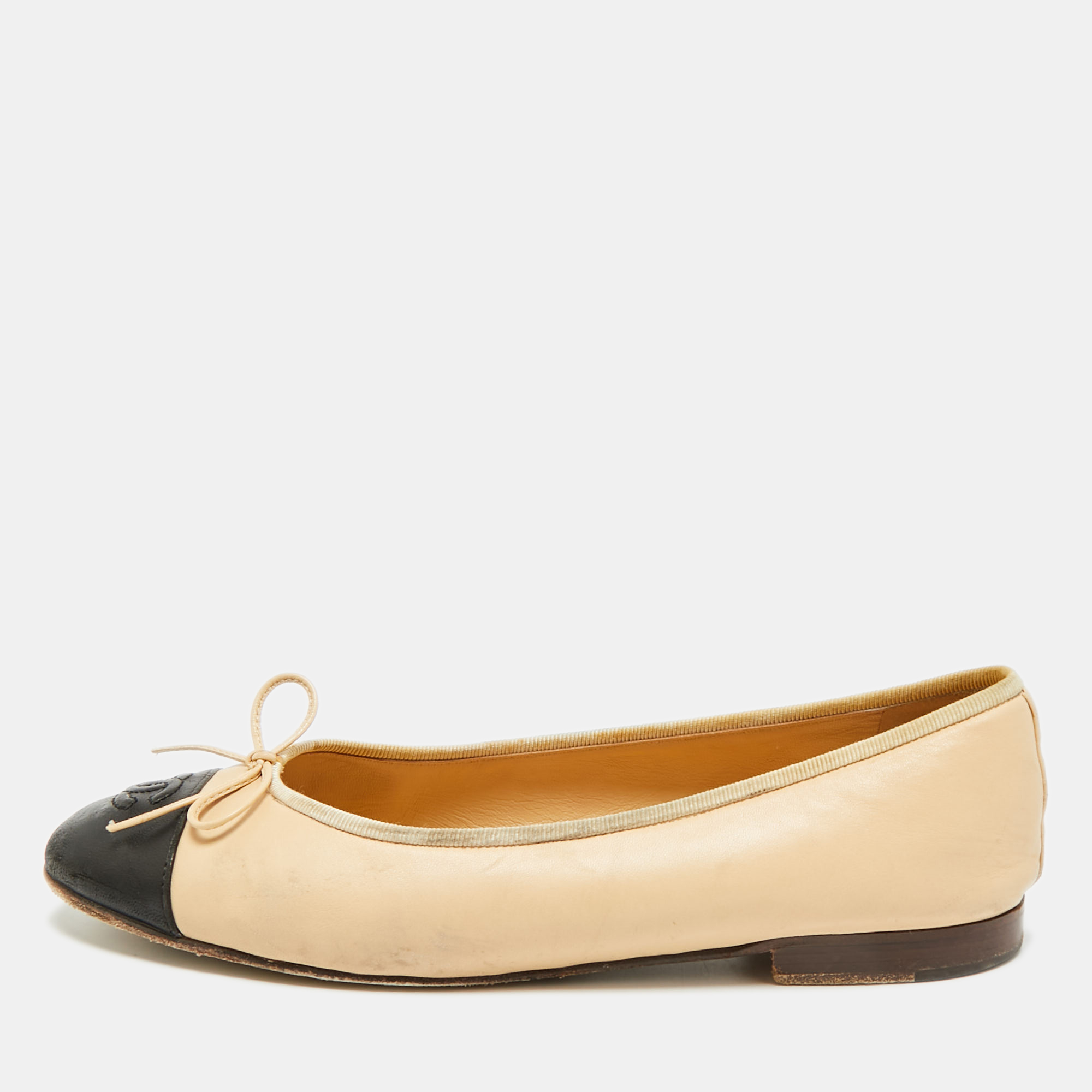 Chanel CC Size Beige/Black Leather Cap Toe Bow Ballet Flats
Chanel CC Size Beige/Black Leather Cap Toe Bow Ballet Flats