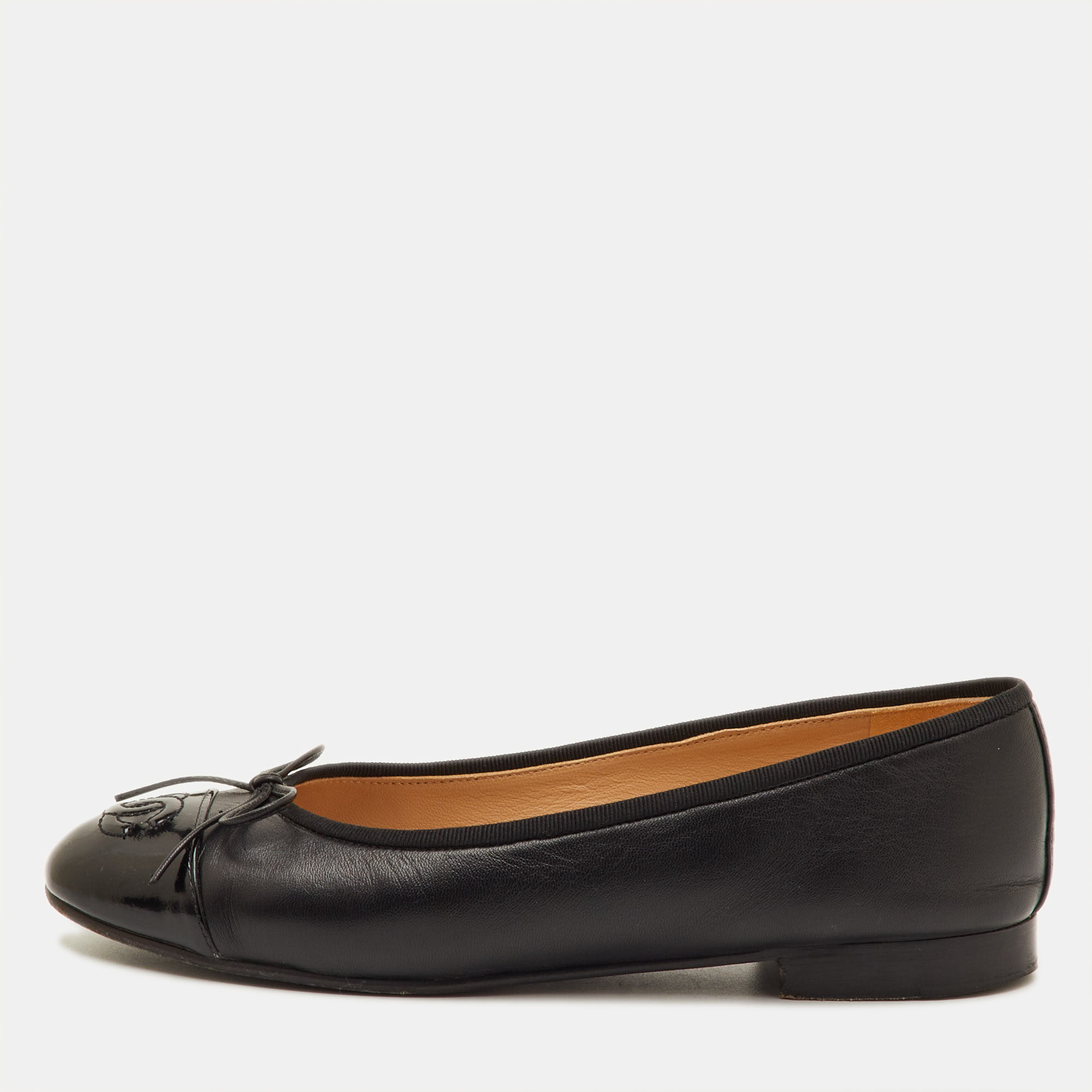 Chanel CC Size Black Leather Bow Cap Toe Ballet Flats
Chanel CC Size Black Leather Bow Cap Toe Ballet Flats