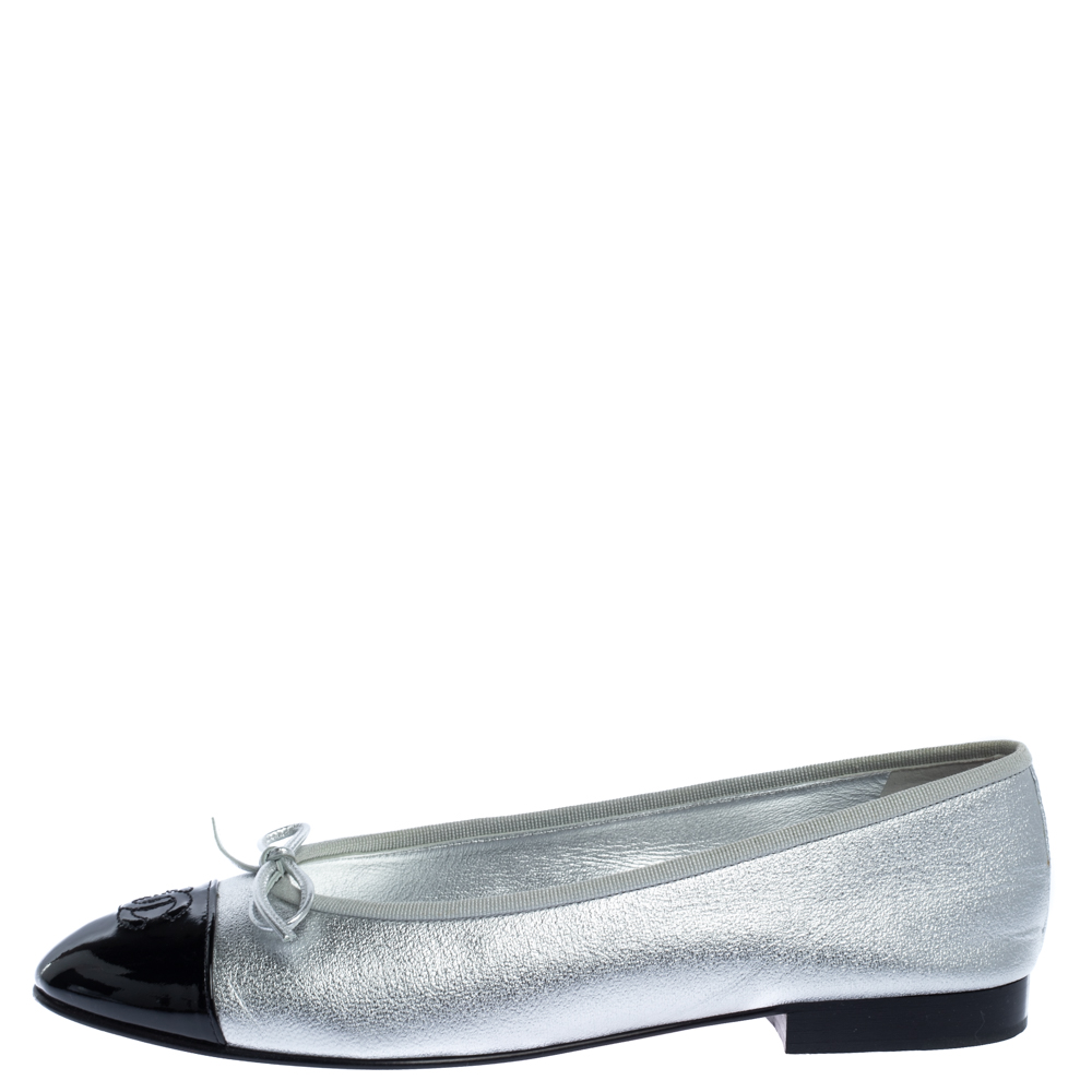 Chanel Silver/Black Leather And Patent Bow CC Cap Toe Ballet Flats Size
Chanel Silver/Black Leather And Patent Bow CC Cap Toe Ballet Flats Size