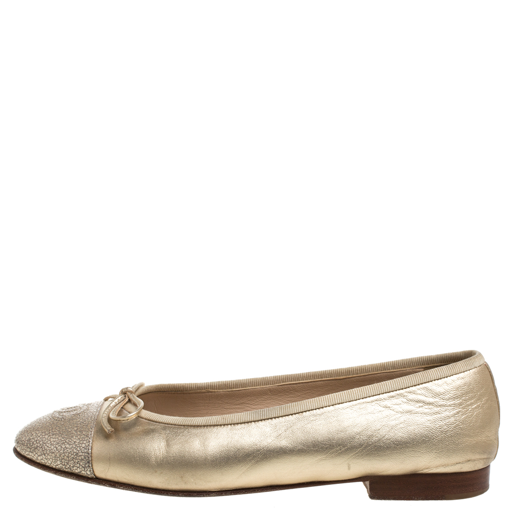 Chanel Gold Leather CC Cap Toe Bow Flats Size
Chanel Gold Leather CC Cap Toe Bow Flats Size