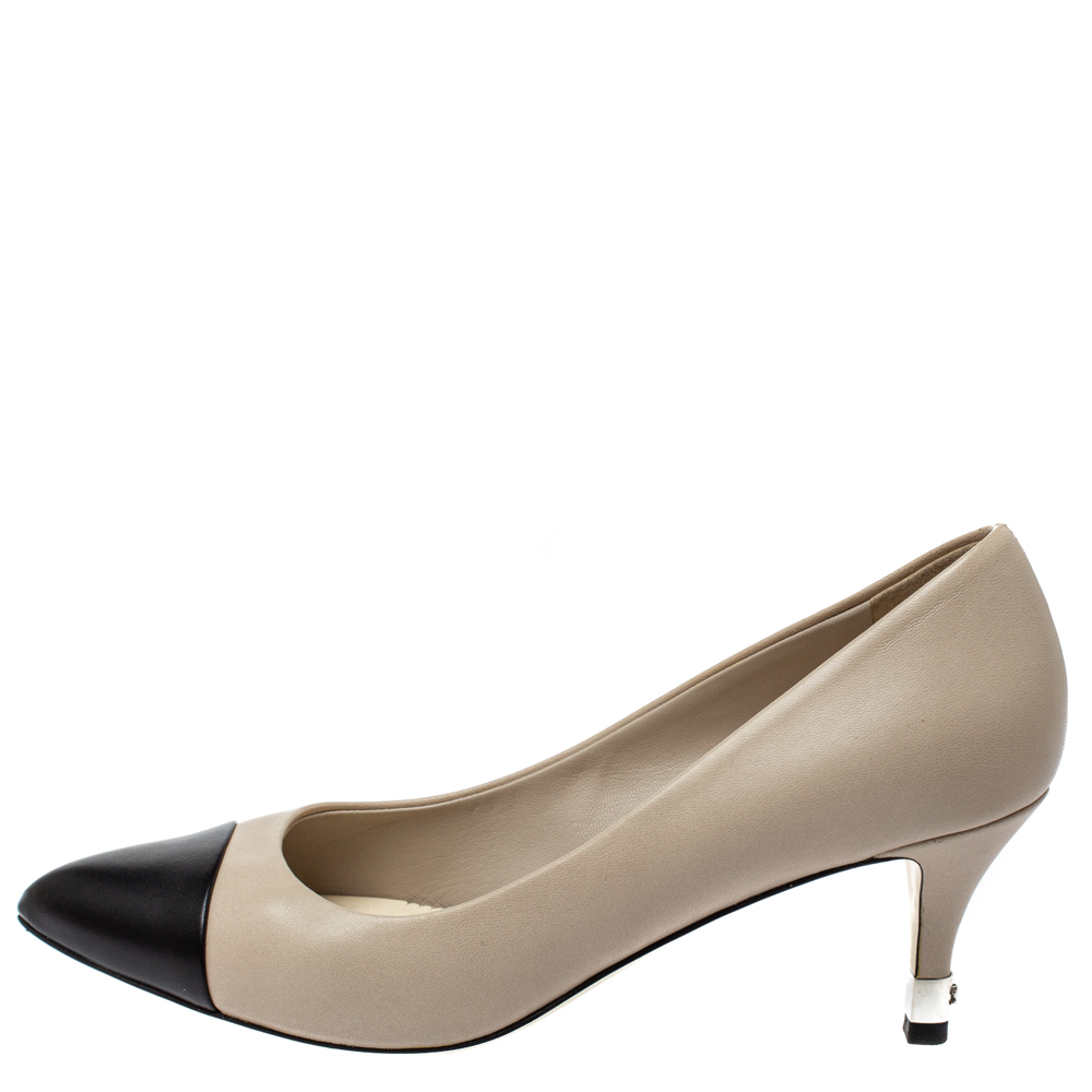 Chanel Cream White/Black Leather Cap Toe Pumps Size
Chanel Cream White/Black Leather Cap Toe Pumps Size