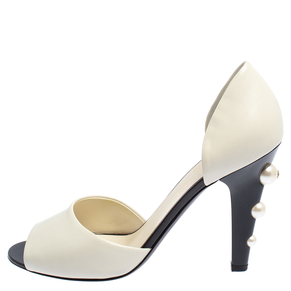 Chanel Off White Leather CC Pearl Embellished Heel D'orsay Peep Toe Pumps Size
Chanel Off White Leather CC Pearl Embellished Heel D'orsay Peep Toe Pumps Size