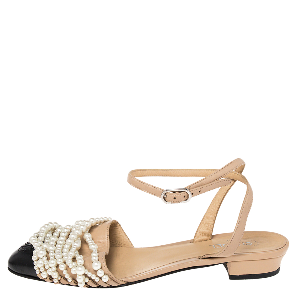 Chanel Black/Beige Leather Pearl Embellished CC Cap Toe Ankle Strap Flats Size
Chanel Black/Beige Leather Pearl Embellished CC Cap Toe Ankle Strap Flats Size