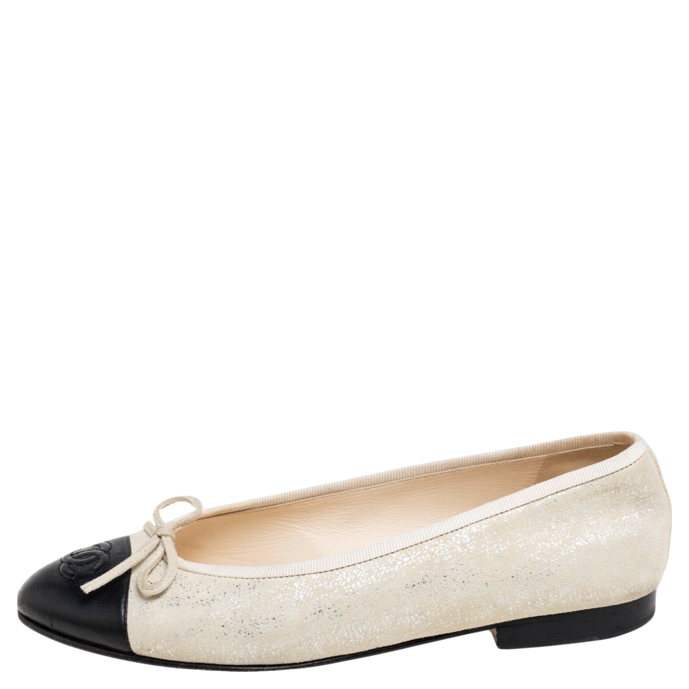 Chanel Grey/Black Glitter Suede And Leather CC Cap Toe Bow Ballet Flats Size 
Chanel Grey/Black Glitter Suede And Leather CC Cap Toe Bow Ballet Flats Size