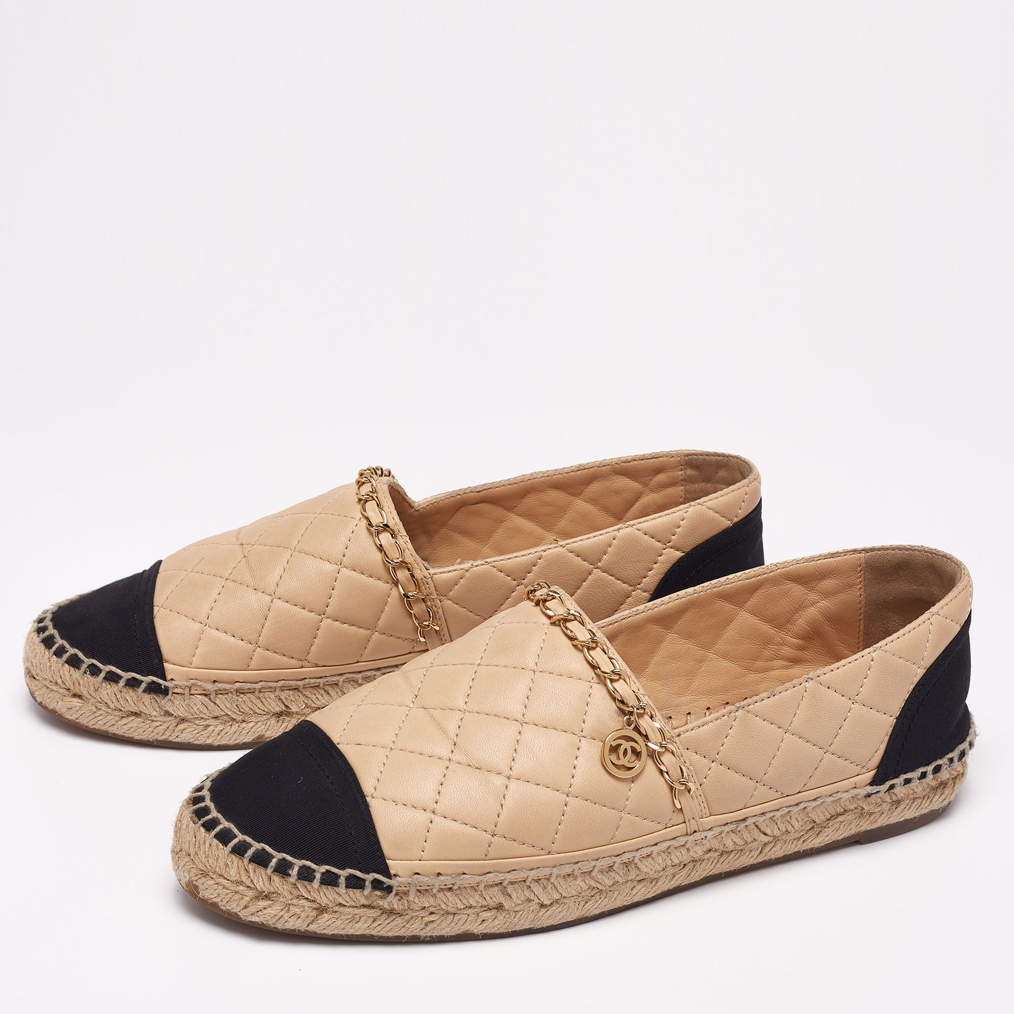 Chanel Beige/Black Quilted Leather And Fabric Cap Toe Espadrille Flats Size
Chanel Beige/Black Quilted Leather And Fabric Cap Toe Espadrille Flats Size