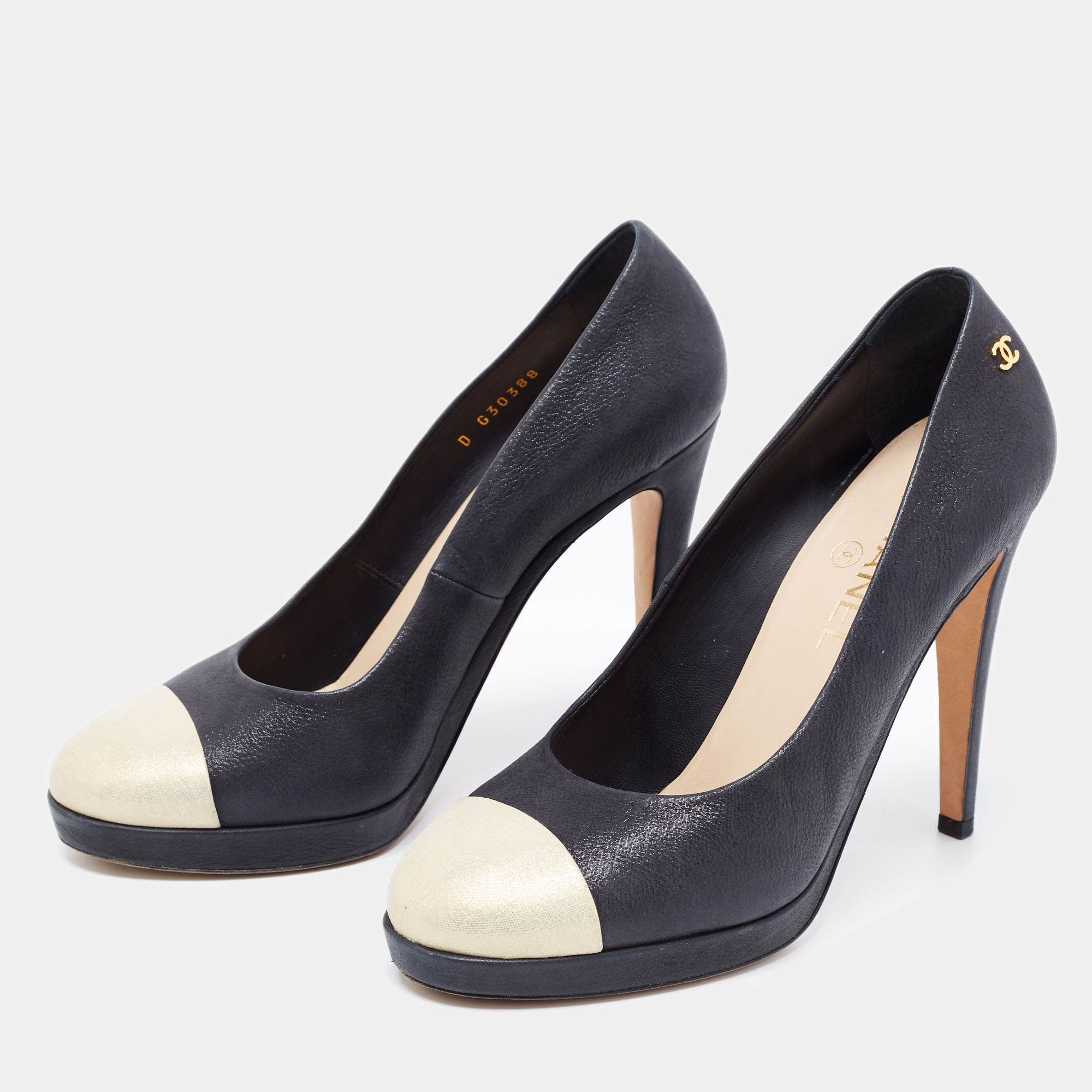 Chanel Navy Blue/Gold Shimmer Leather Cap Toe Platform Pumps Size
Chanel Navy Blue/Gold Shimmer Leather Cap Toe Platform Pumps Size