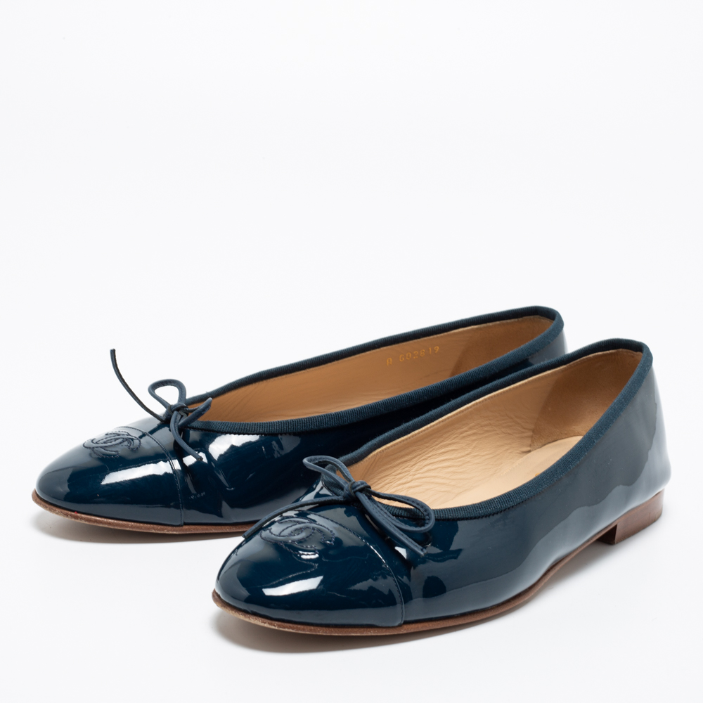 Chanel Blue Patent Leather CC Bow Cap Toe Ballet Flats Size
Chanel Blue Patent Leather CC Bow Cap Toe Ballet Flats Size