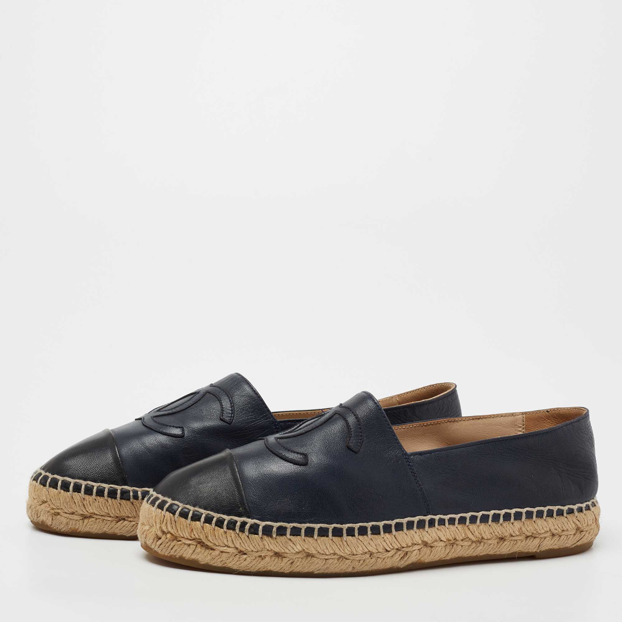 Chanel Navy Blue/Black Leather Cap Toe CC Espadrille Flats Size
Chanel Navy Blue/Black Leather Cap Toe CC Espadrille Flats Size