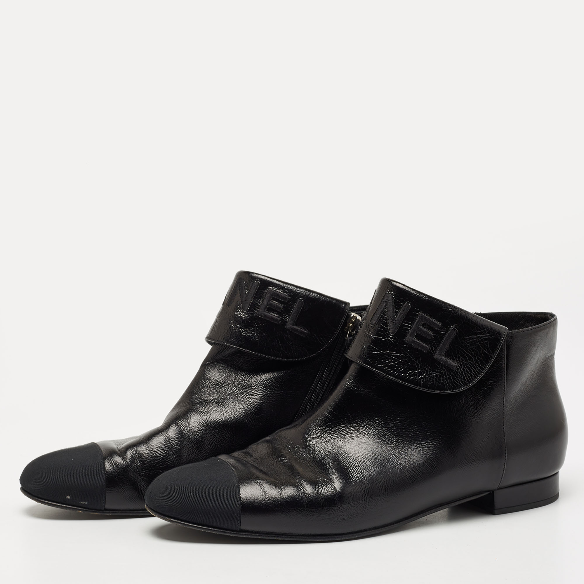 Chanel Black Leather and Canvas Cap Toe Fold Over Logo Ankle Boots Size
Chanel Black Leather and Canvas Cap Toe Fold Over Logo Ankle Boots Size