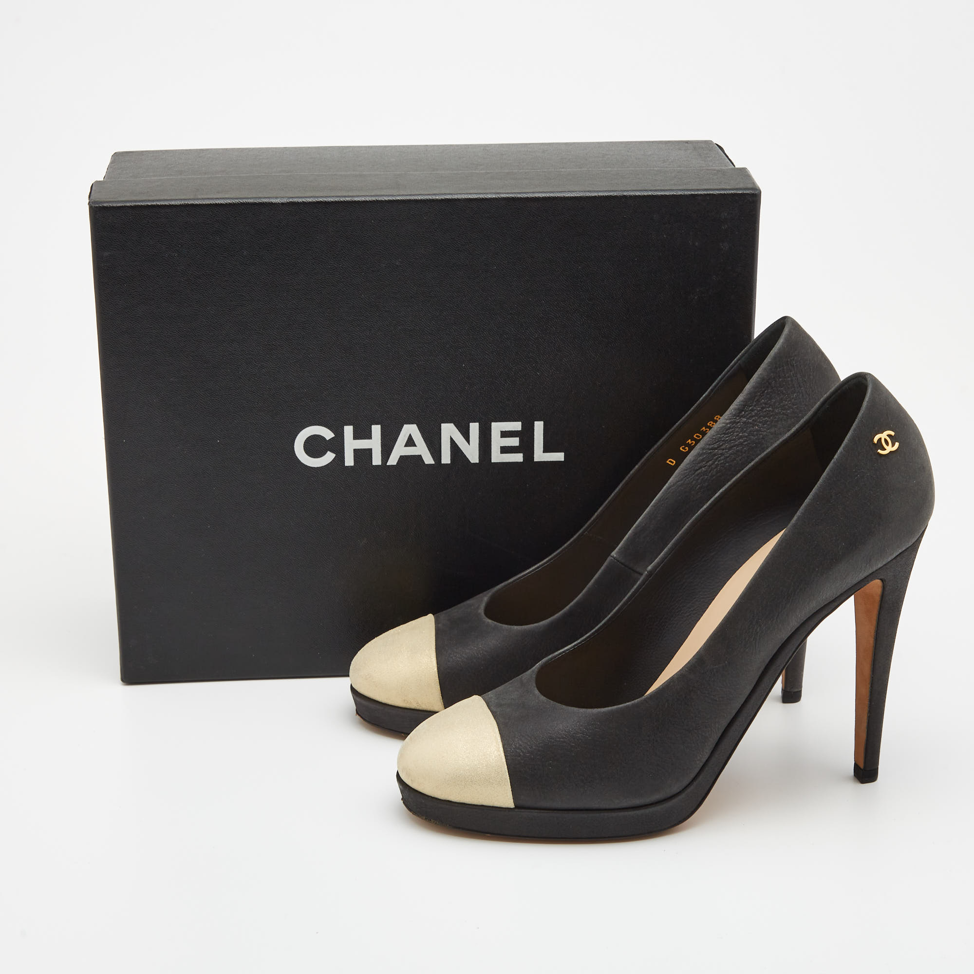 Chanel Black/Cream Leather Cap Toe Pumps Size 39.5