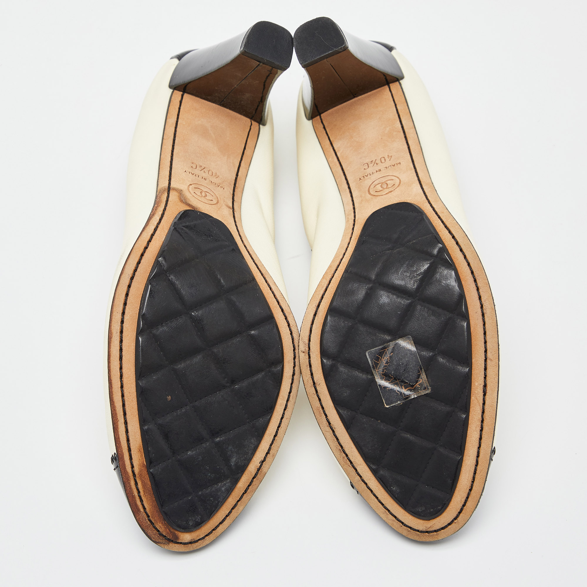 Chanel Beige/Black Leather And Patent CC Cap Toe Scrunch Block Heel Pumps Size 40.5