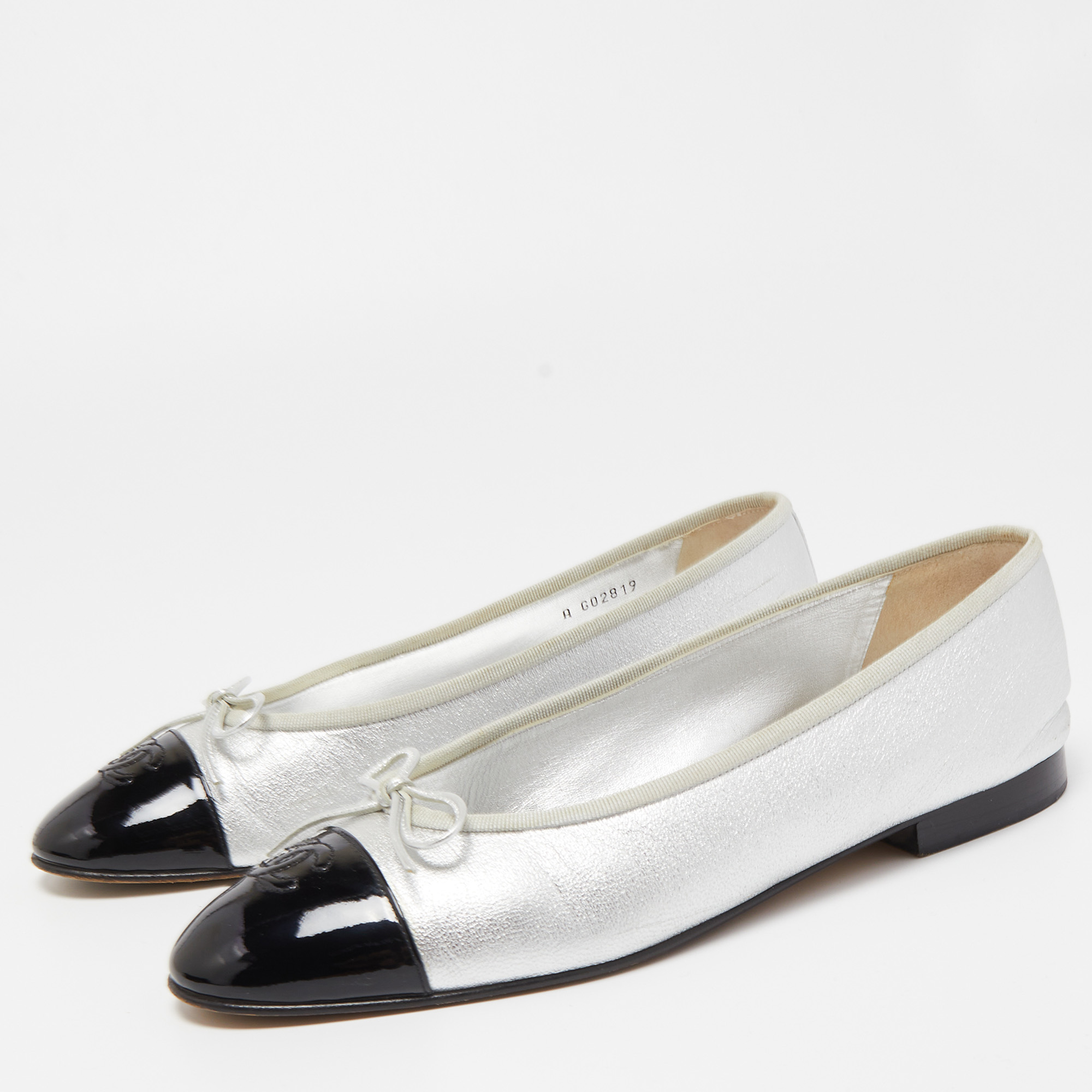 Chanel Silver/Black Leather and Patent CC Cap Toe Bow Ballet Flats Size
Chanel Silver/Black Leather and Patent CC Cap Toe Bow Ballet Flats Size