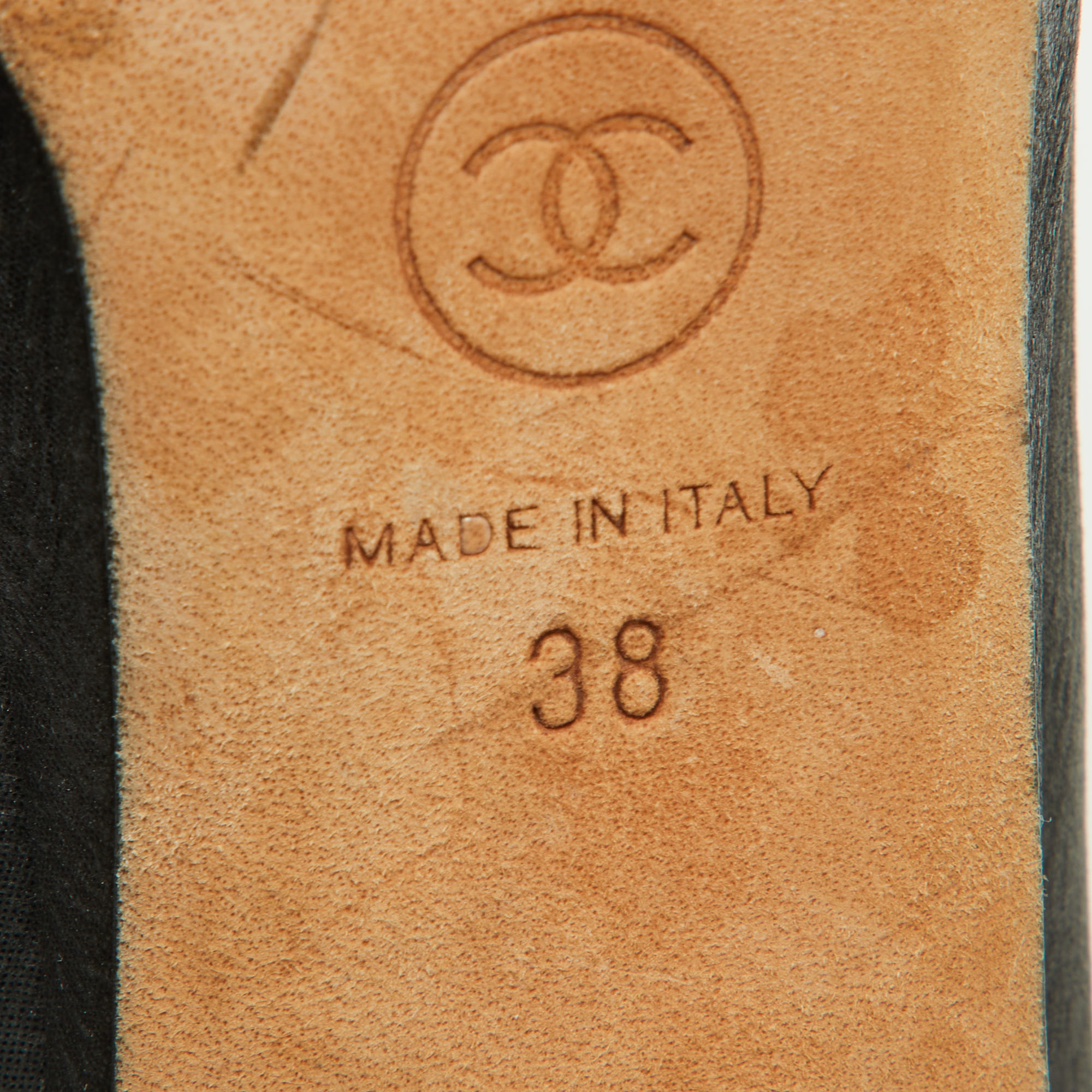 Chanel Beige/Black Iridescent Leather CC Cap Toe Pumps Size 38