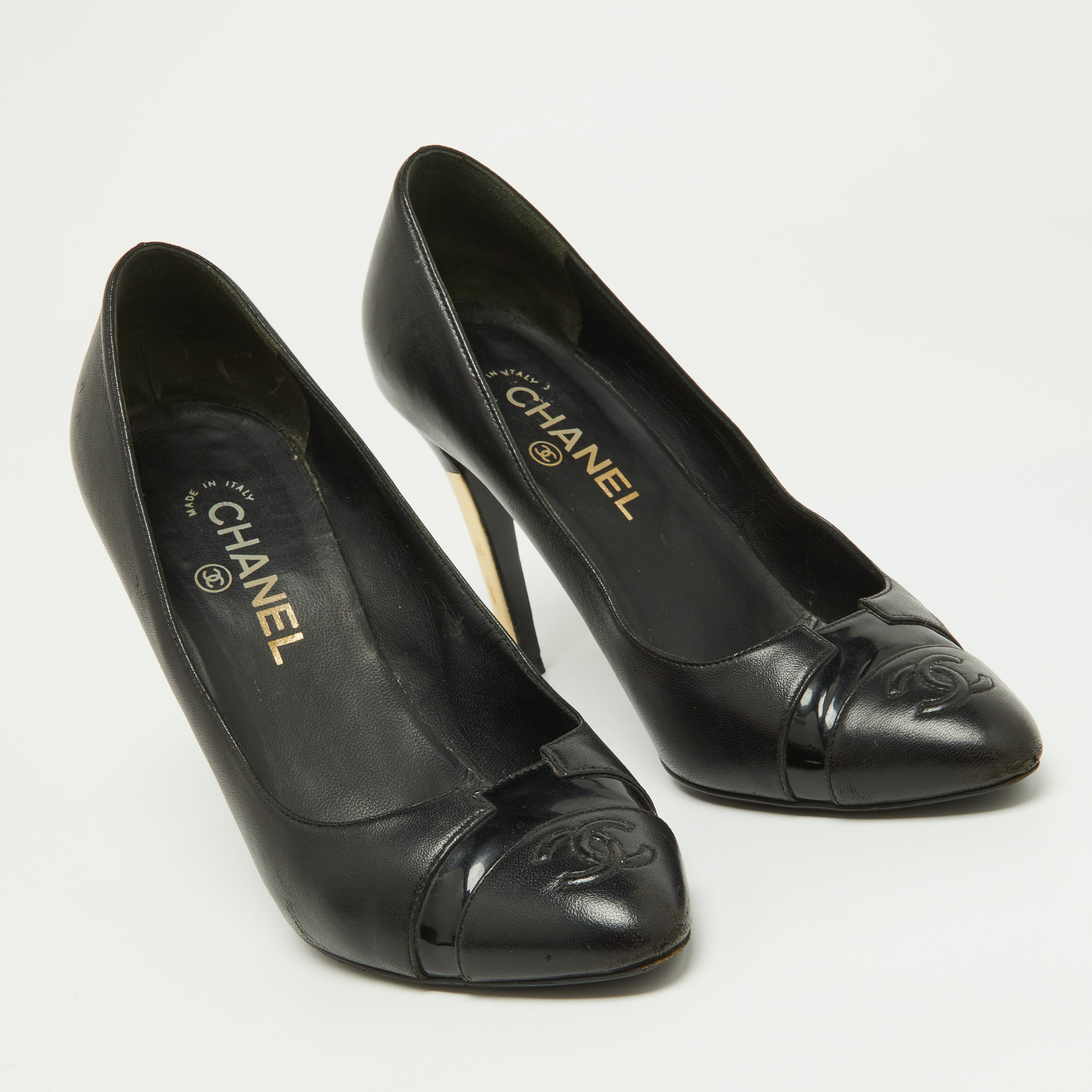 Chanel Black/Gold Patent And Leather CC Cap Toe Pumps Size 39.5