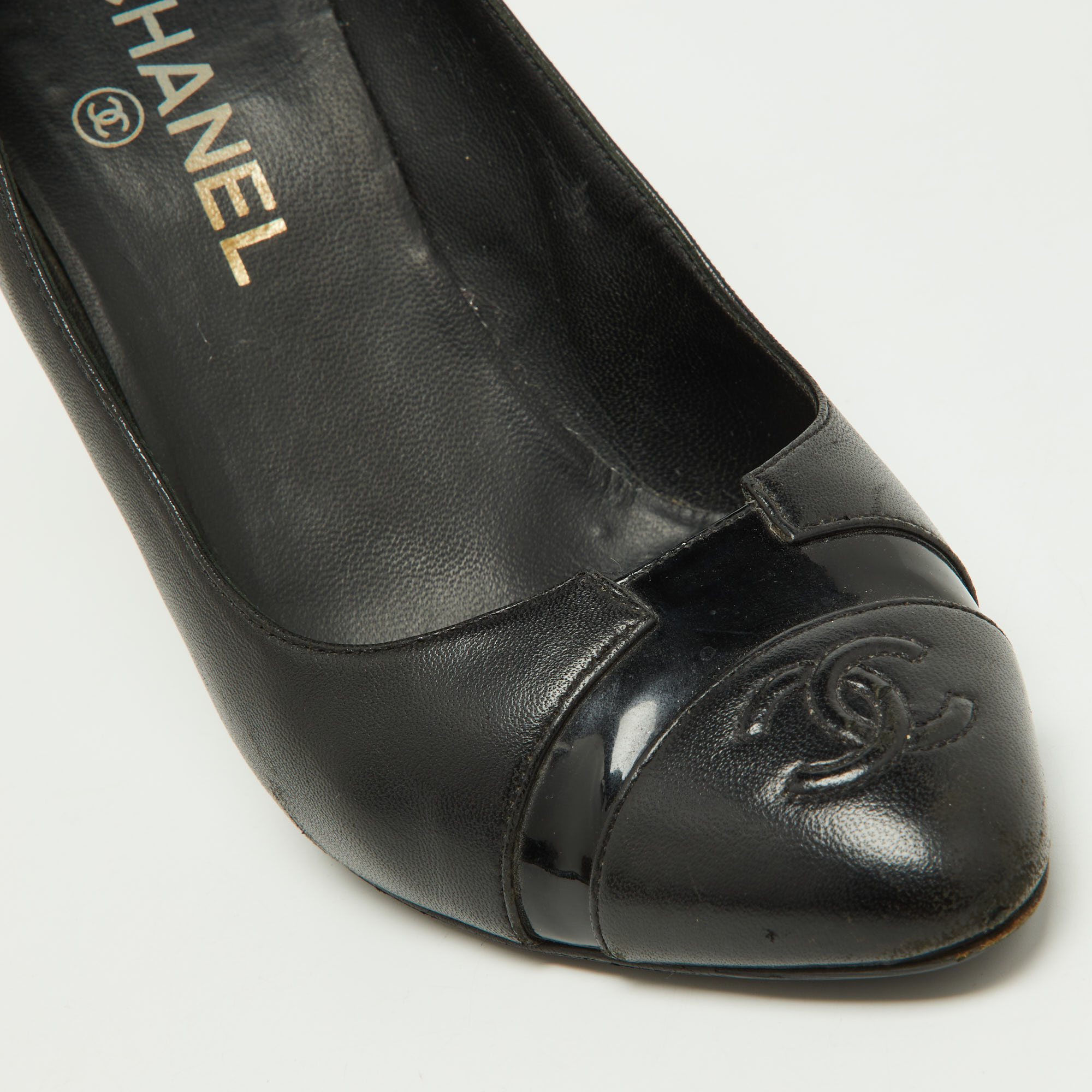 Chanel Black/Gold Patent And Leather CC Cap Toe Pumps Size 39.5