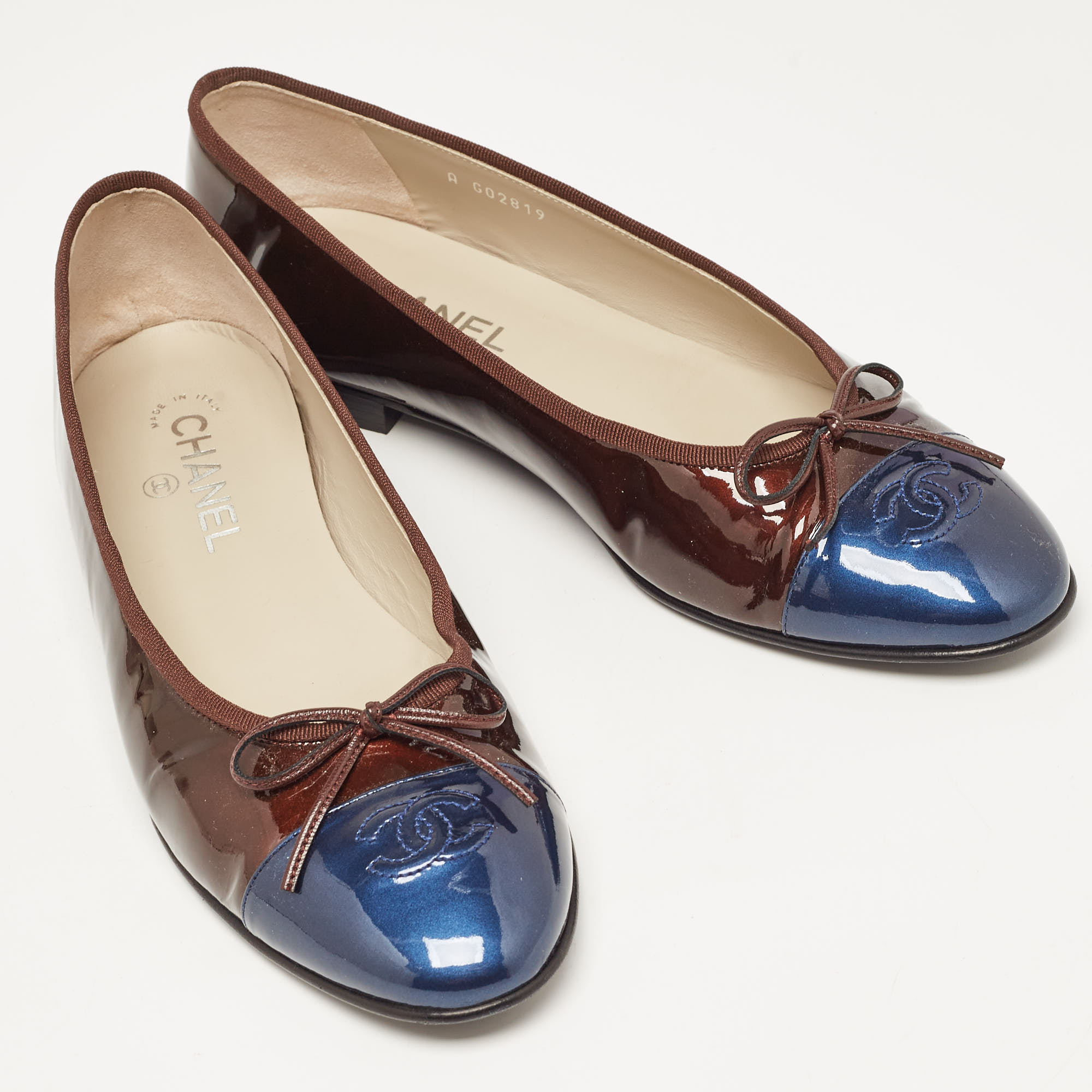 Chanel Brown/Navy Blue Patent CC Cap Toe Ballet Flats Size 42