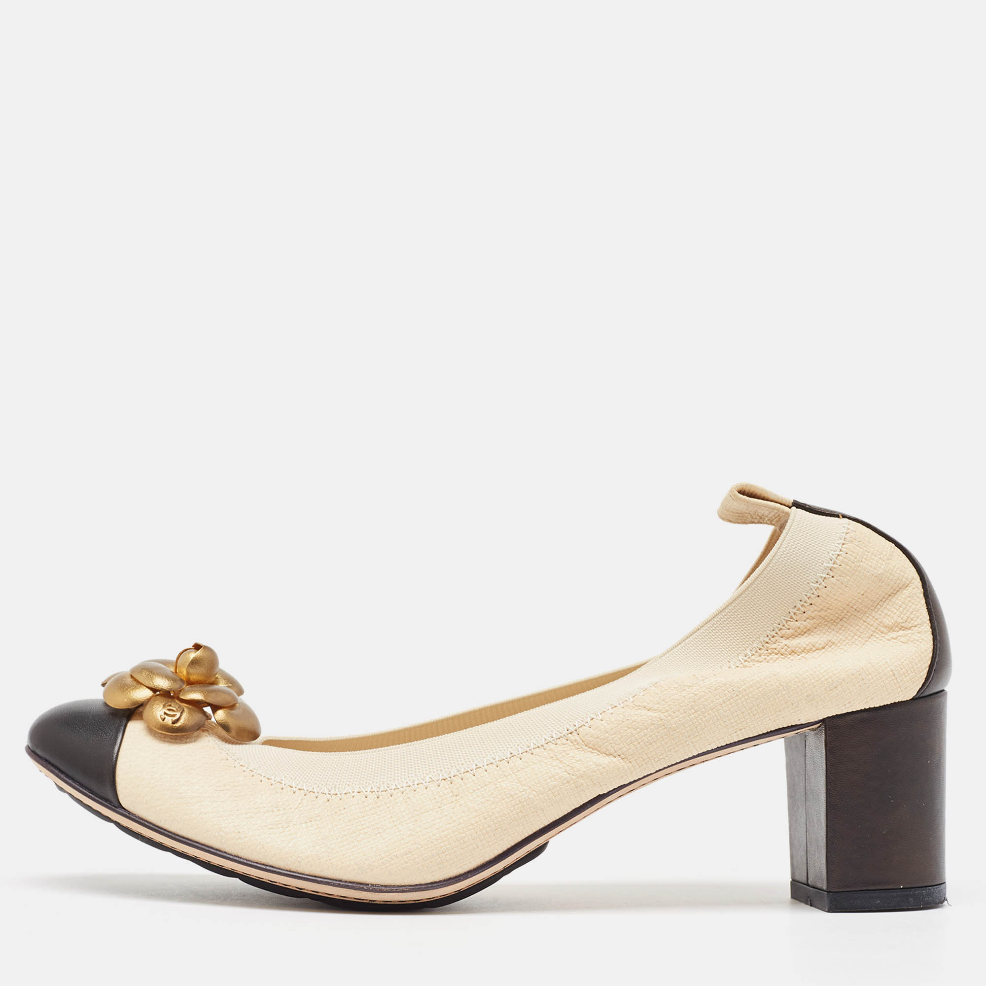 Chanel beige/black coated canvas and leather camelia embellished scrunch pumps size 38.5