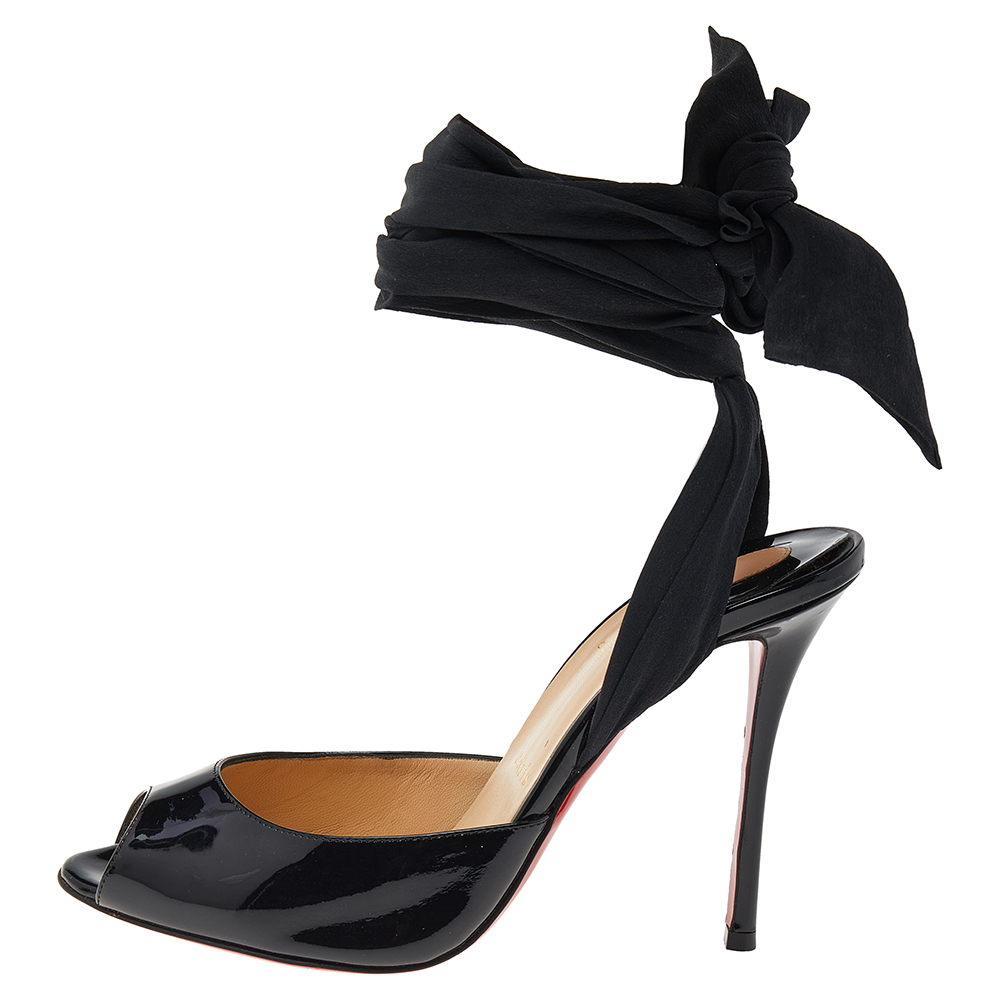 Christian Louboutin Black Patent Leather And Fabric De Chine Ankle Wrap Sandals Size
Christian Louboutin Black Patent Leather And Fabric De Chine Ankle Wrap Sandals Size