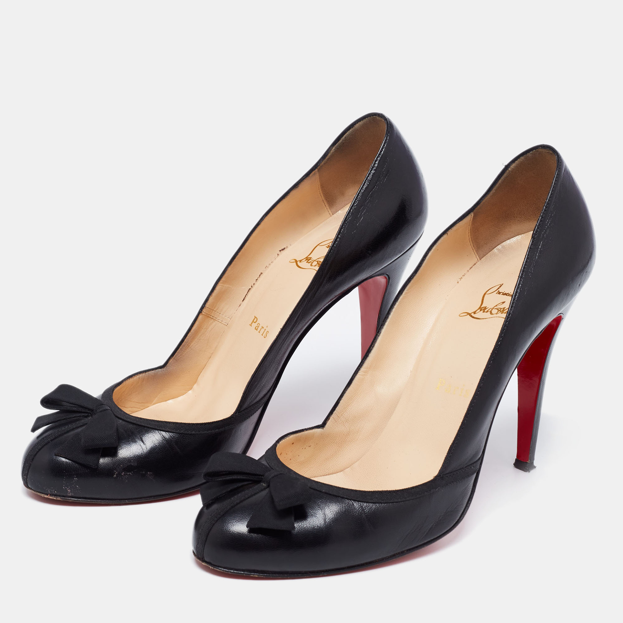 Christian Louboutin Black Leather and Fabric Bow Lavalliere Round-Toe Pumps Size
Christian Louboutin Black Leather and Fabric Bow Lavalliere Round-Toe Pumps Size