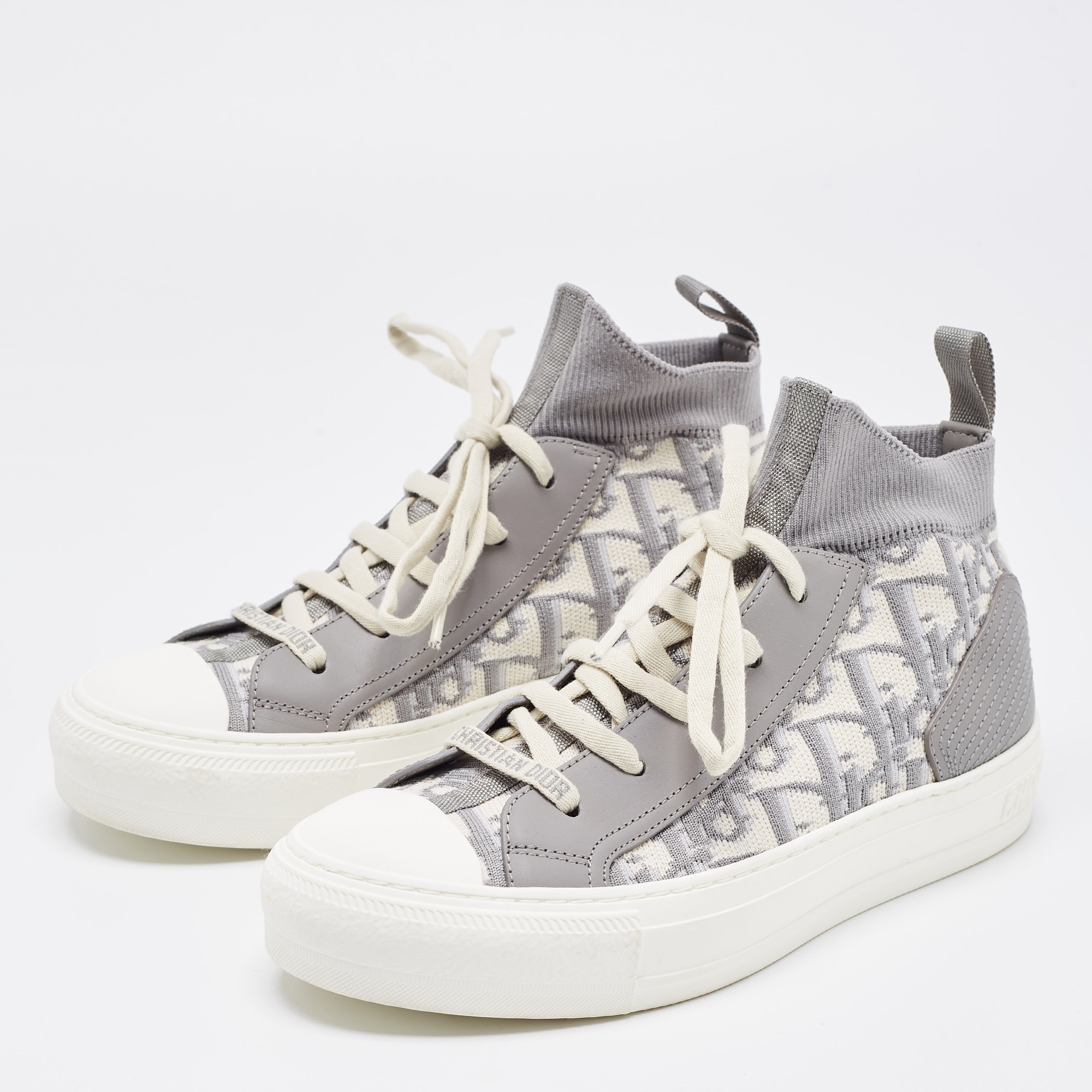 Dior Grey/White Knit Fabric And Leather Walk'n'Dior High-Top Sneakers Size
Dior Grey/White Knit Fabric And Leather Walk'n'Dior High-Top Sneakers Size