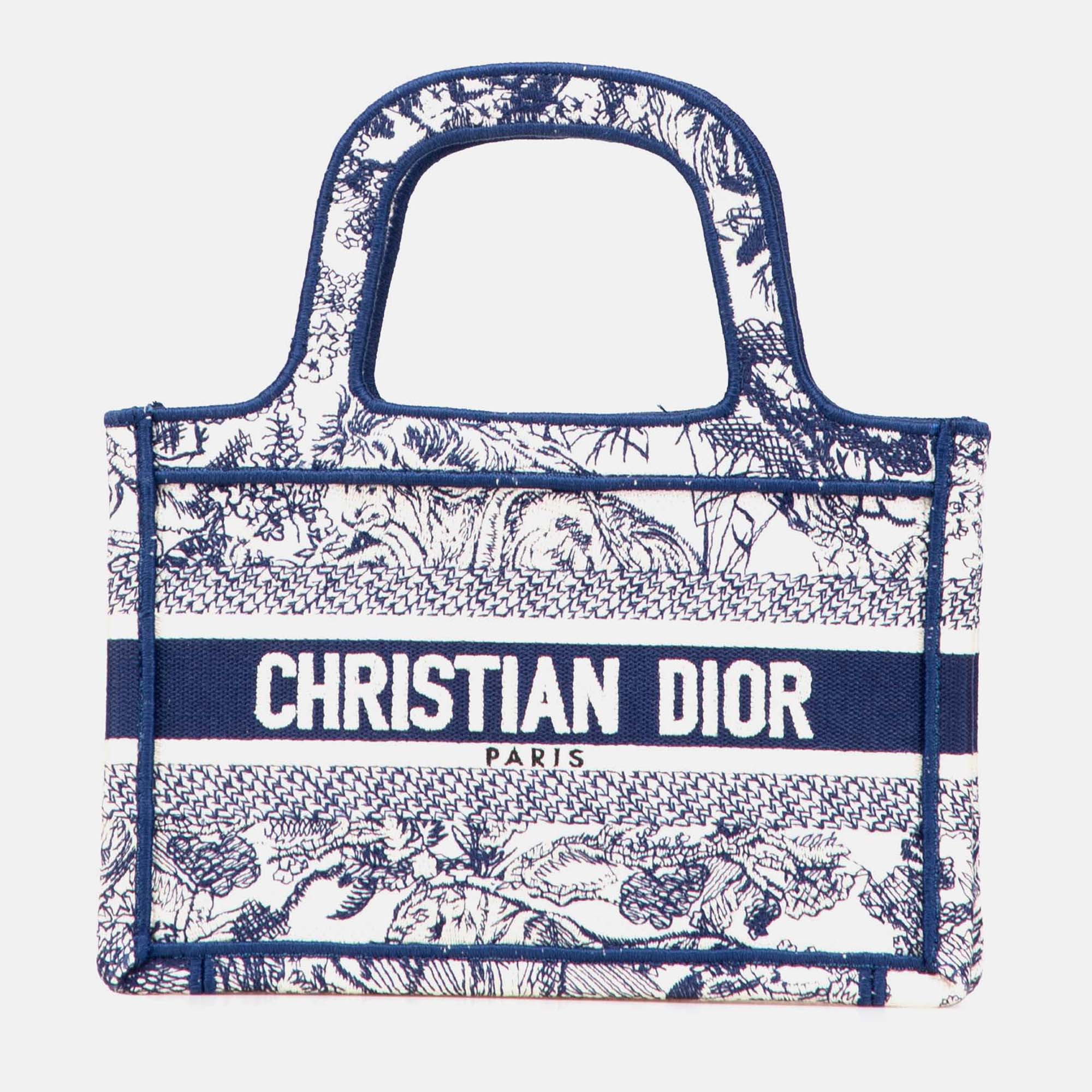 Dior Blue White Mini Canvas Embroidered Dioriviera Toile De Jouy Book Tote
Dior Blue White Mini Canvas Embroidered Dioriviera Toile De Jouy Book Tote