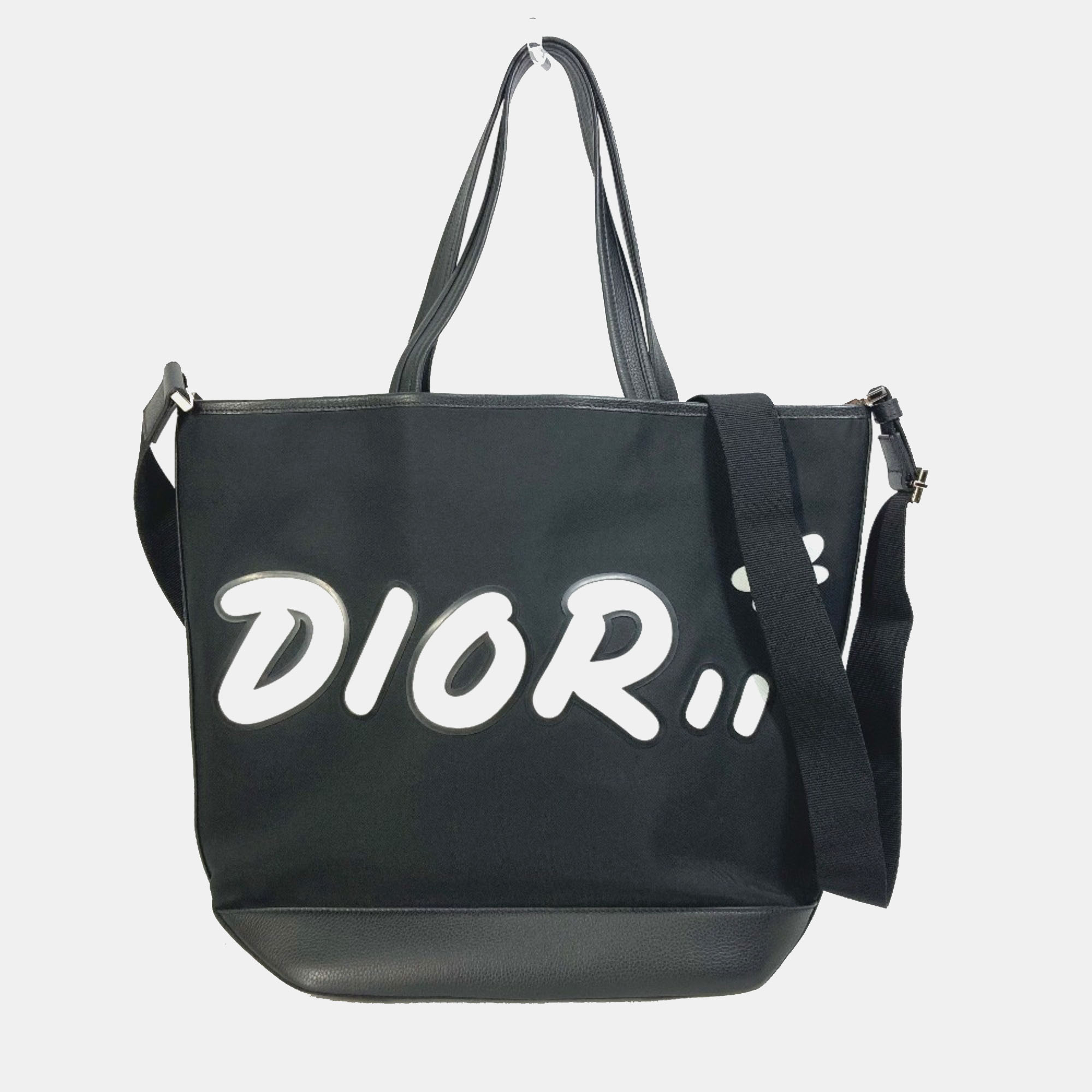 Christian Dior-Om Kaws Collaboration Japan Limited Crossbody Tote Bag Black/White
Christian Dior-Om Kaws Collaboration Japan Limited Crossbody Tote Bag Black/White