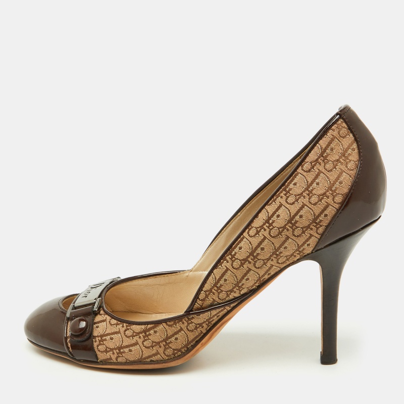 Dior Brown Oblique Canvas and Patent Leather Vintage Logo Pumps Size
Dior Brown Oblique Canvas and Patent Leather Vintage Logo Pumps Size