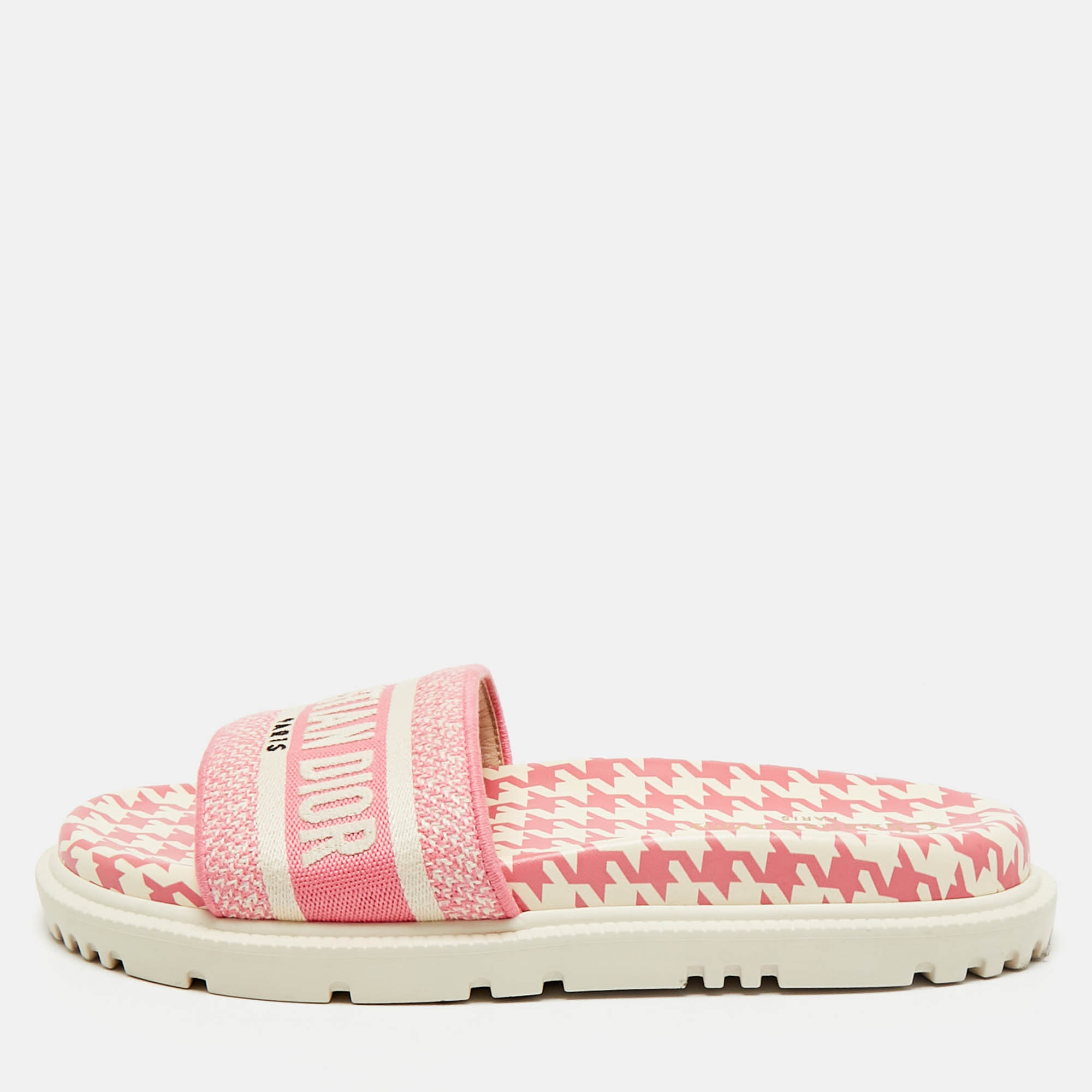 Dior Pink/White Logo Embroidered Canvas Houndstooth Dway Flat Slide Sandals Size
Dior Pink/White Logo Embroidered Canvas Houndstooth Dway Flat Slide Sandals Size