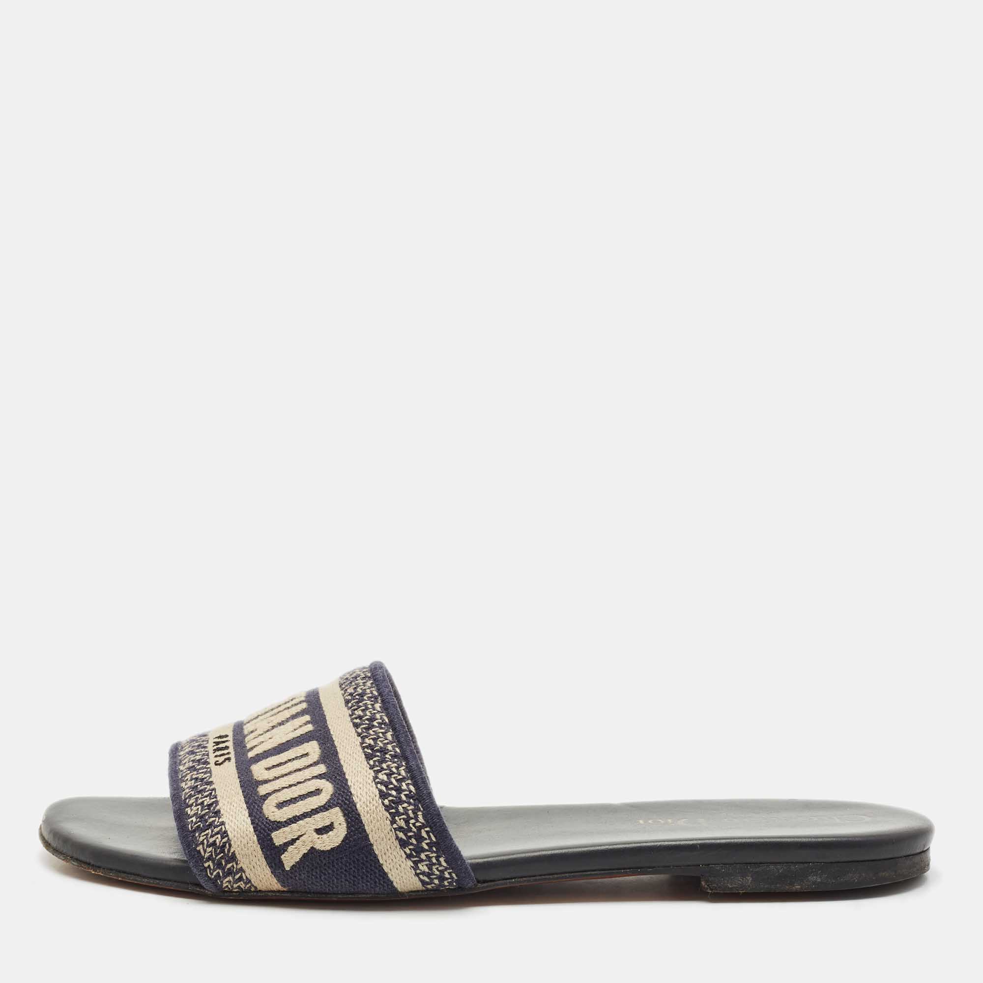 Dior Black/White Embroidered Canvas Dway Flats Slides Size, Navy blue
Dior Black/White Embroidered Canvas Dway Flats Slides Size, Navy blue