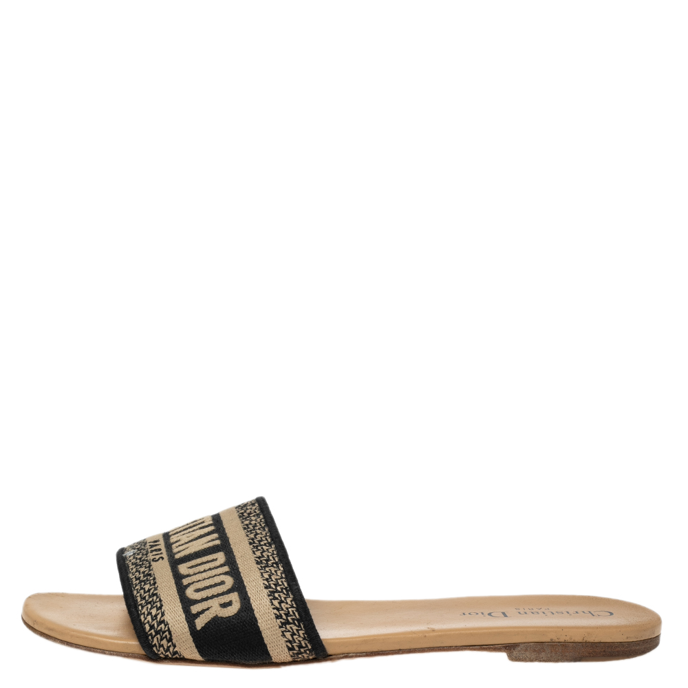 Dior beige/Black Canvas Logo Embroidered D-Way Flat Slides Size
Dior beige/Black Canvas Logo Embroidered D-Way Flat Slides Size