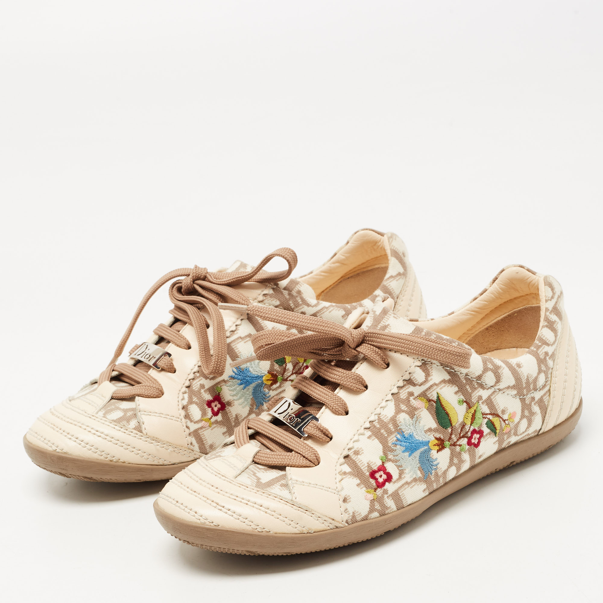 Dior Cream/Brown Oblique Canvas and Leather Floral Embroidered Low Top Sneakers Size
Dior Cream/Brown Oblique Canvas and Leather Floral Embroidered Low Top Sneakers Size