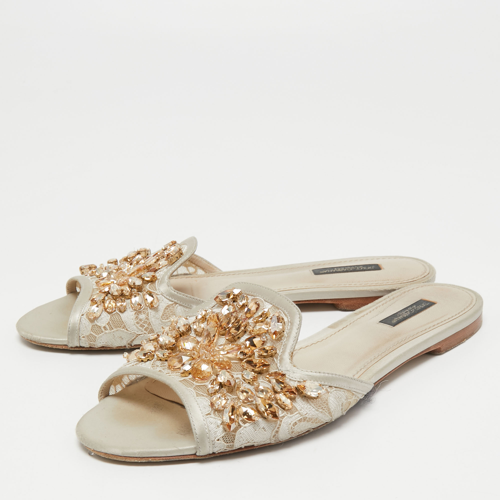 Dolce & Gabbana Light Grey Satin and Lace Crystal Embellished Flat Slides Size
Dolce & Gabbana Light Grey Satin and Lace Crystal Embellished Flat Slides Size