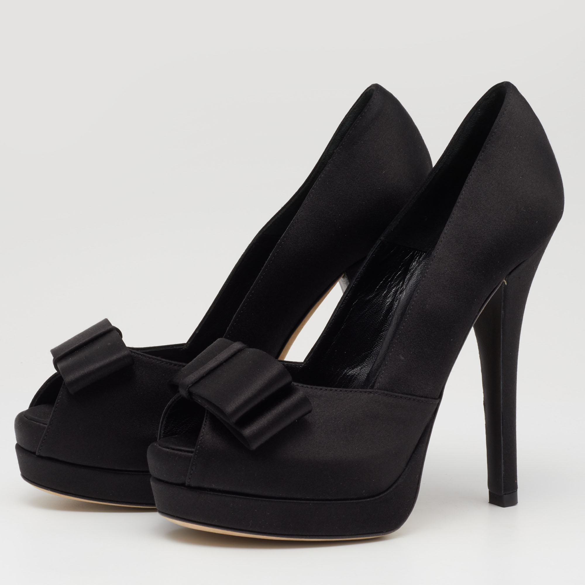 Fendi Black Satin Bow Peep Toe Platform Pumps Size
Fendi Black Satin Bow Peep Toe Platform Pumps Size