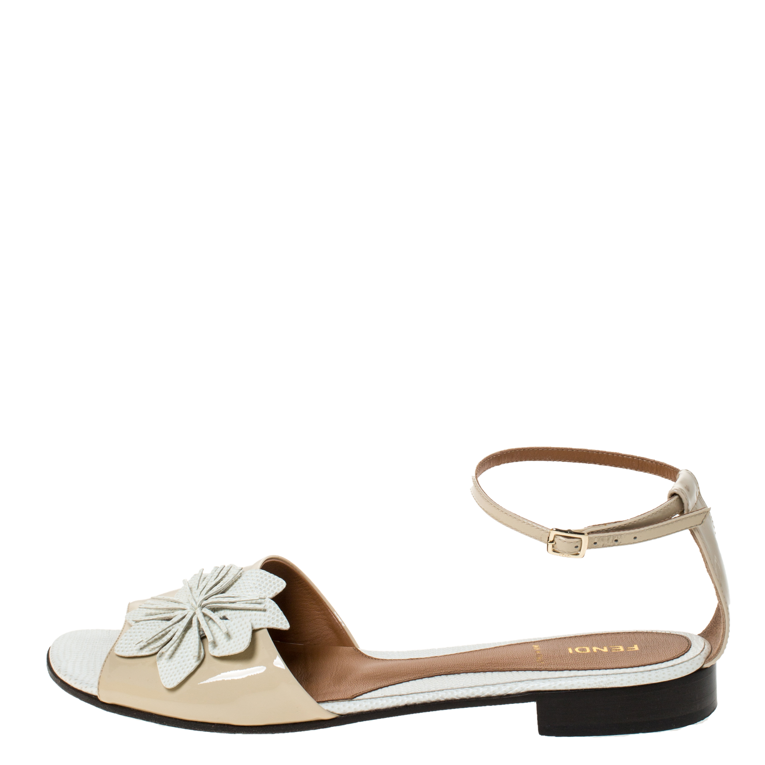 Fendi White/Beige Lizard And Patent Leather Appliqued Flower Ankle Strap Flat Sandals Size
Fendi White/Beige Lizard And Patent Leather Appliqued Flower Ankle Strap Flat Sandals Size