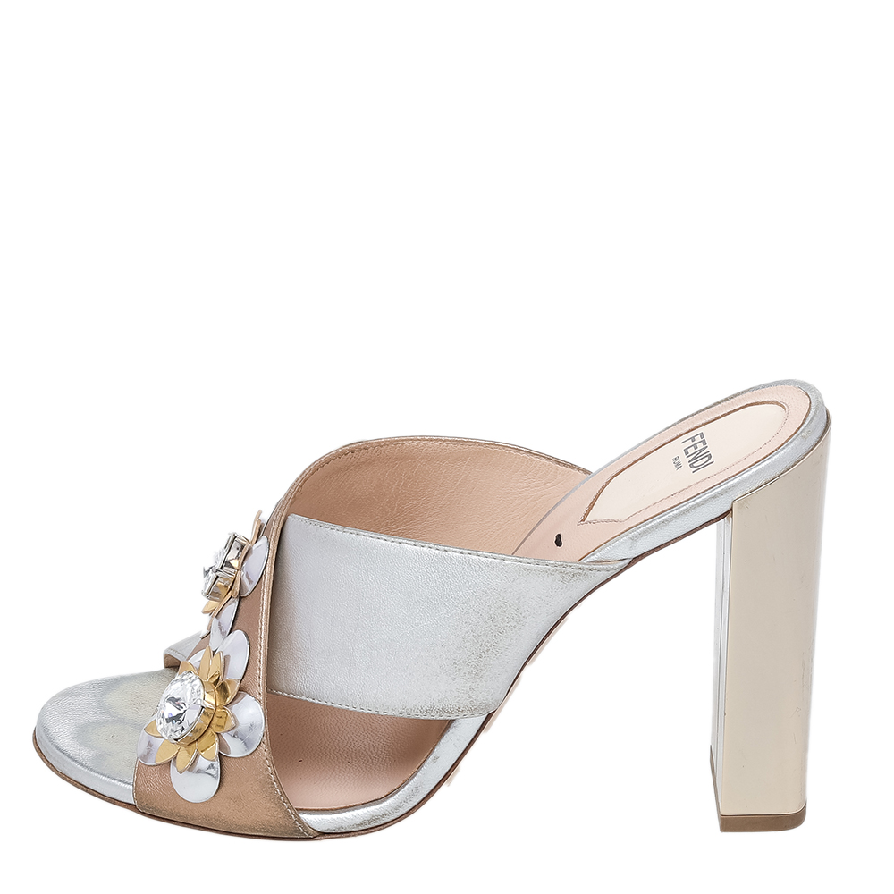 Fendi Gold/Silver Foil Leather Floral Embellished Cross Strap Sandals Size
Fendi Gold/Silver Foil Leather Floral Embellished Cross Strap Sandals Size