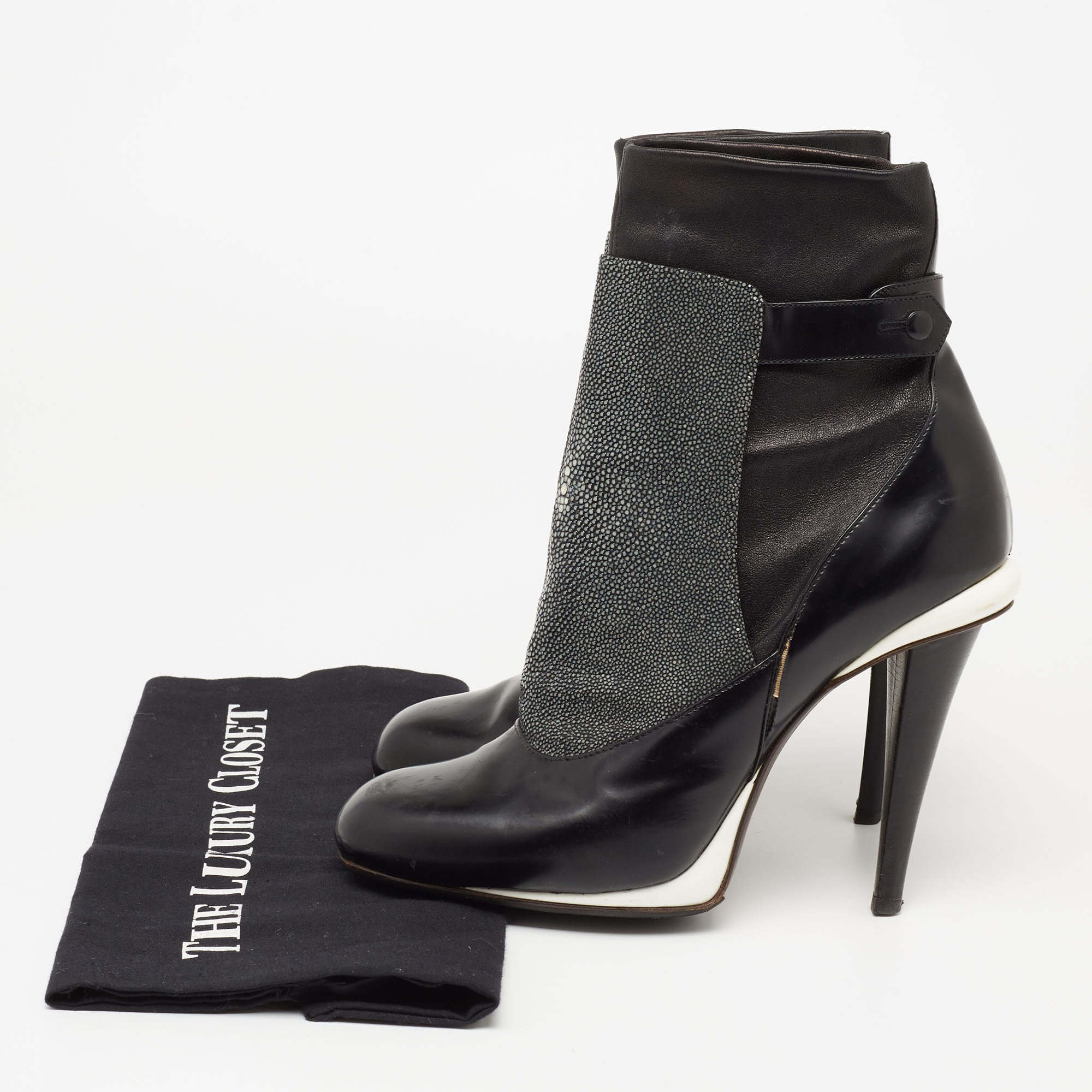 Fendi Black Texture Leather And Leather Ankle Boots Size 40