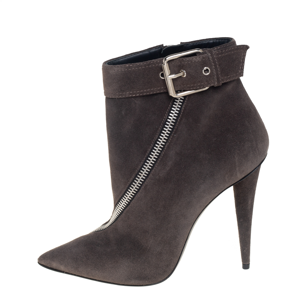 Giuseppe Zanotti Grey Suede Zipper And Buckle Detailed Ankle Boots Size
Giuseppe Zanotti Grey Suede Zipper And Buckle Detailed Ankle Boots Size