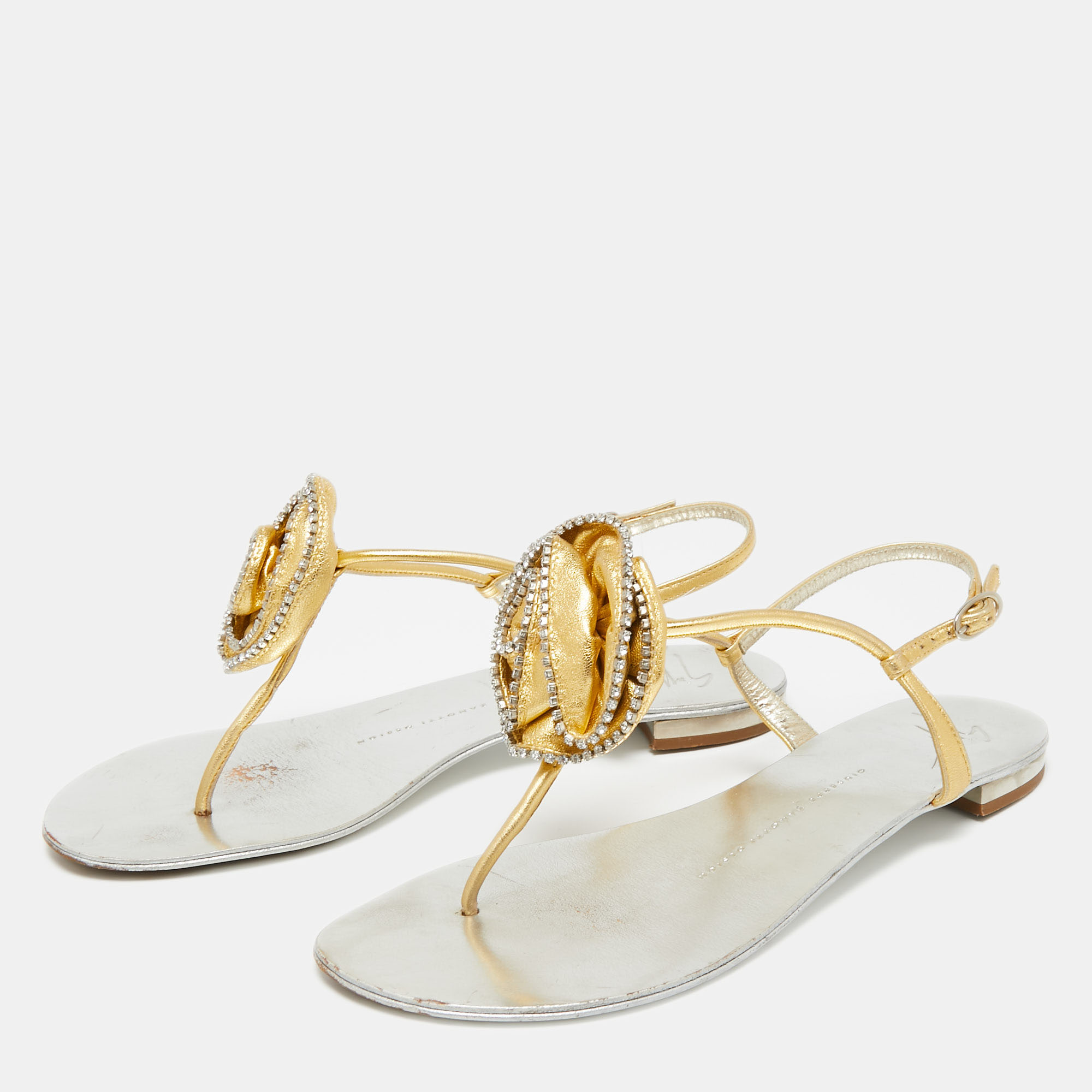 Giuseppe Zanotti Gold/Silver Leather Embellished T Strap Flat Sandals Size
Giuseppe Zanotti Gold/Silver Leather Embellished T Strap Flat Sandals Size