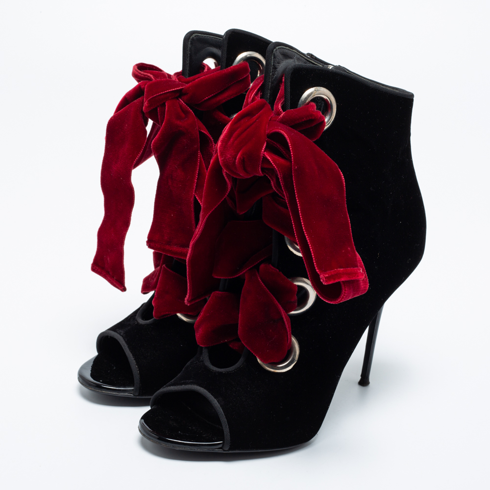 Giuseppe Zanotti Black And Red Velvet Cut Out Peep Toe Tie Up Ankle Boots Size
Giuseppe Zanotti Black And Red Velvet Cut Out Peep Toe Tie Up Ankle Boots Size
