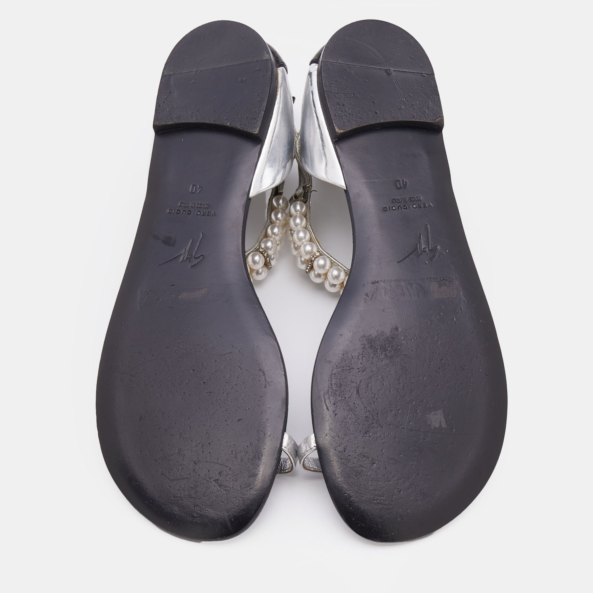 Giuseppe Zanotti Black/Silver Patent And Leather Pearl Embellished Toe Ring Flat Sandals Size 40
