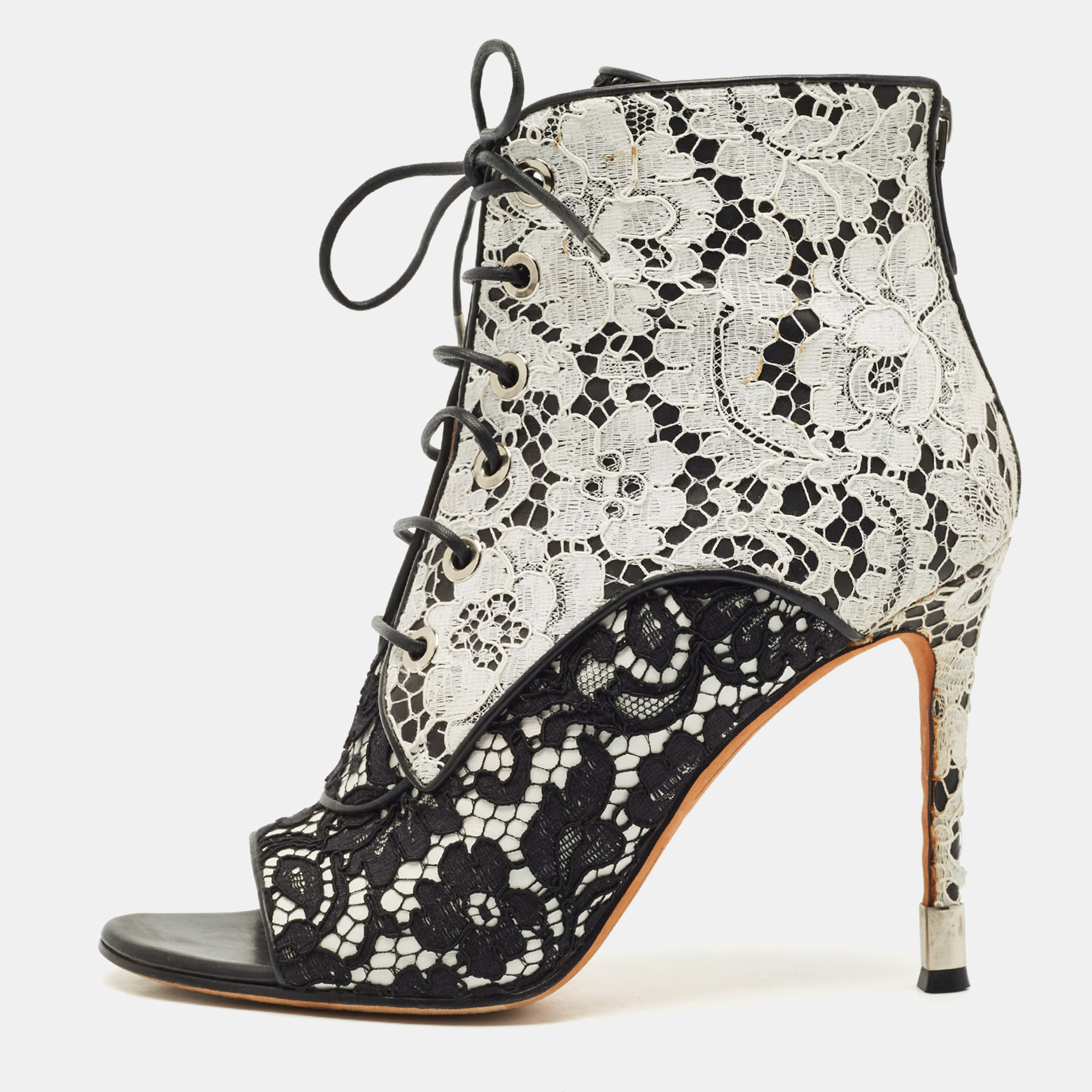 Givenchy Black/White Lace Open Toe Lace Up Ankle Booties Size
Givenchy Black/White Lace Open Toe Lace Up Ankle Booties Size