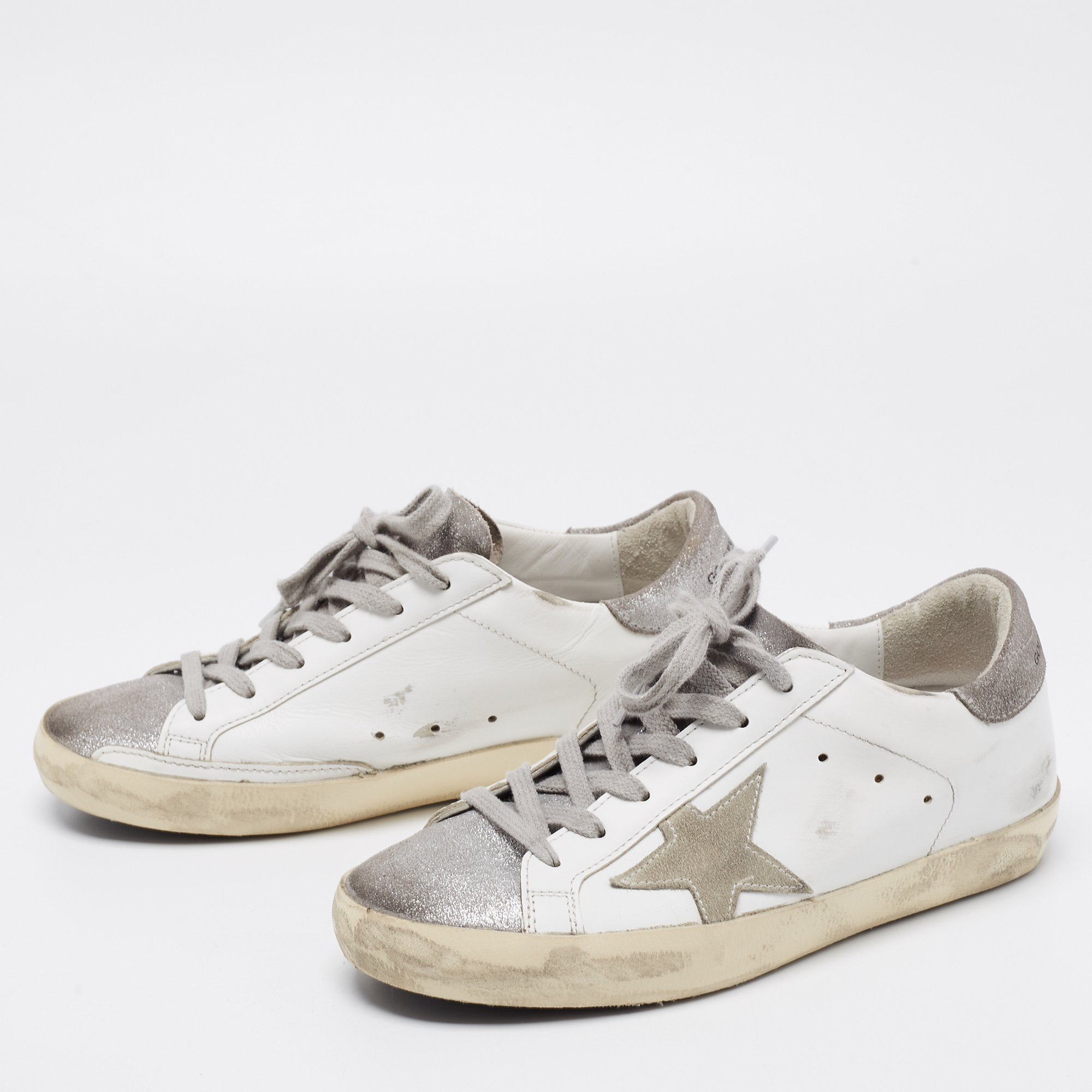 Golden Goose White/Silver Leather and Glitter Super Star Low-Top Sneakers Size
Golden Goose White/Silver Leather and Glitter Super Star Low-Top Sneakers Size